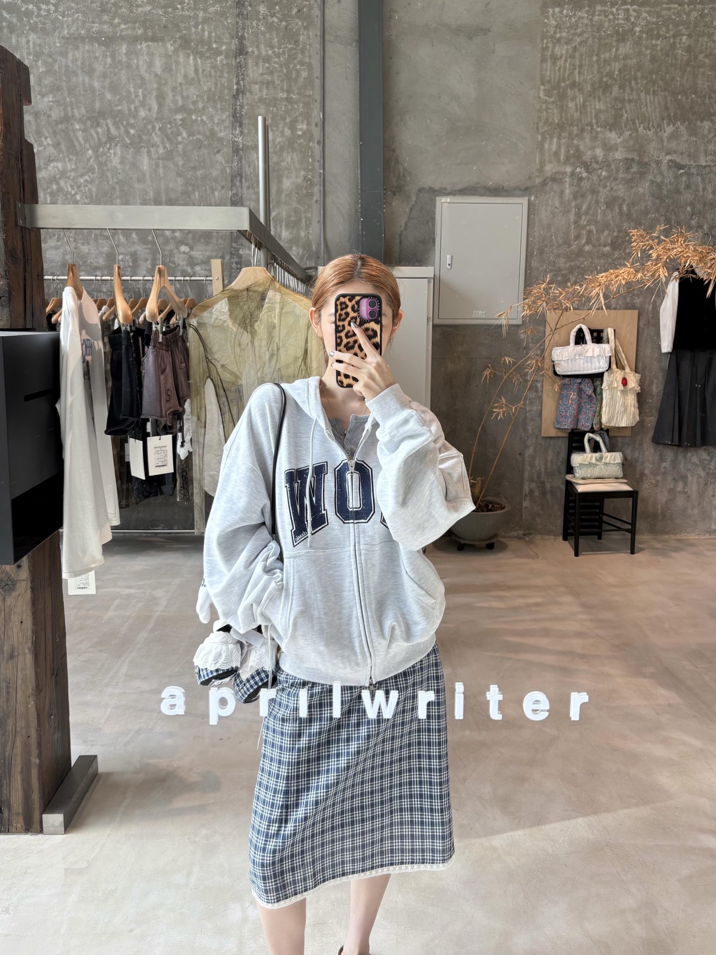 NO:469508,lowclassi* 25FW autumn and winter new style retro American casual style hooded sweatshirt jacket | Exclusive high-end production!  Retro old cracked prints, dark gray and floral gray with blue prints, so beautiful. Normal thin sweatshirts without fleece, which is also suitable for fashionable and exquisite layering. YB consistent high-quality cotton material is invincible. The fabric is very soft and easy to wear. The random matching is full of beautiful and high-sports, and it looks good to look at age. S/M/L is available in stock, hoodie, sweatshirts, jackets & coats, hats, alexander wang19860909lowclassi* 25FW秋冬新款 复古美式休闲风连帽卫衣外套丨独家高版出品！复古做旧皲裂印花 深灰及花灰色搭配蓝色印花 太好看了 正常的薄卫衣 不加绒 也很适合时髦精的多种叠穿搭配 yb一致高克重棉料质感无敌 面料非常柔软好穿 随意搭配都是满满的美高运动感 减龄好看 现货发售S/M/L,,hoodie,sweatshirts,jackets & coats,hats,alexander wang,Women's clothing