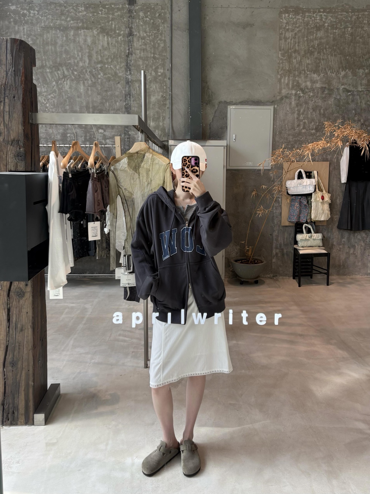 NO:469497,lowclassi* 25FW autumn and winter new style retro American casual style hooded sweatshirt jacket | Exclusive high-end production!  Retro old cracked prints, dark gray and floral gray with blue prints, so beautiful. Normal thin sweatshirts without fleece, which is also suitable for fashionable and exquisite layering. YB consistent high-quality cotton material is invincible. The fabric is very soft and easy to wear. The random matching is full of beautiful and high-sports, and it looks good to look at age. S/M/L is available in stock, hoodie, sweatshirts, jackets & coats, hats, alexander wang19860909lowclassi* 25FW秋冬新款 复古美式休闲风连帽卫衣外套丨独家高版出品！复古做旧皲裂印花 深灰及花灰色搭配蓝色印花 太好看了 正常的薄卫衣 不加绒 也很适合时髦精的多种叠穿搭配 yb一致高克重棉料质感无敌 面料非常柔软好穿 随意搭配都是满满的美高运动感 减龄好看 现货发售S/M/L,,hoodie,sweatshirts,jackets & coats,hats,alexander wang,Women's clothing