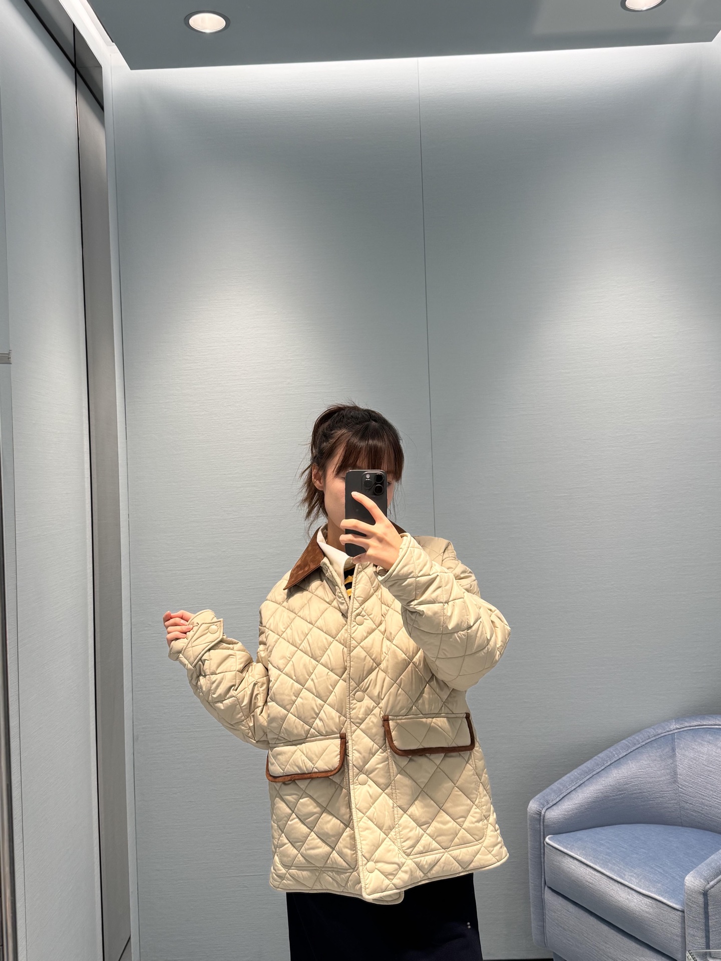 NO:469544,Miumi* 25Fw early autumn new style, warm girlish feeling, age-reducing cream, apricot cotton diamond lattice cotton jacket | Exclusive yb development!  High-end production!  Original custom fabric!  Cowhide leather lapel design, slit design at the hem!  The imported machine's line pressing grid process is three-dimensional tailoring, and the classic wide-extreme version interprets the autumn and winter stacking shape to keep warm!  Lightweight and warm fabric, perfect workmanship quality depends on details. S/M/L, miumiu, jackets & coats, cowhide, alexander wang19860909Miumi* 25Fw早秋新款 温暖少女感减龄奶油杏间棉菱格棉服外套丨独家yb开发！高版出品！原版定制面料！牛皮绒皮质翻领设计,下摆可开衩设计！进口机压线格工艺对格立体剪裁,经典宽极版型演绎秋冬叠搭造型保暖神器！轻盈保暖面料,完美做工品质看细节.现货发售S/M/L,,miumiu,jackets & coats,cowhide,alexander wang,Women's clothing