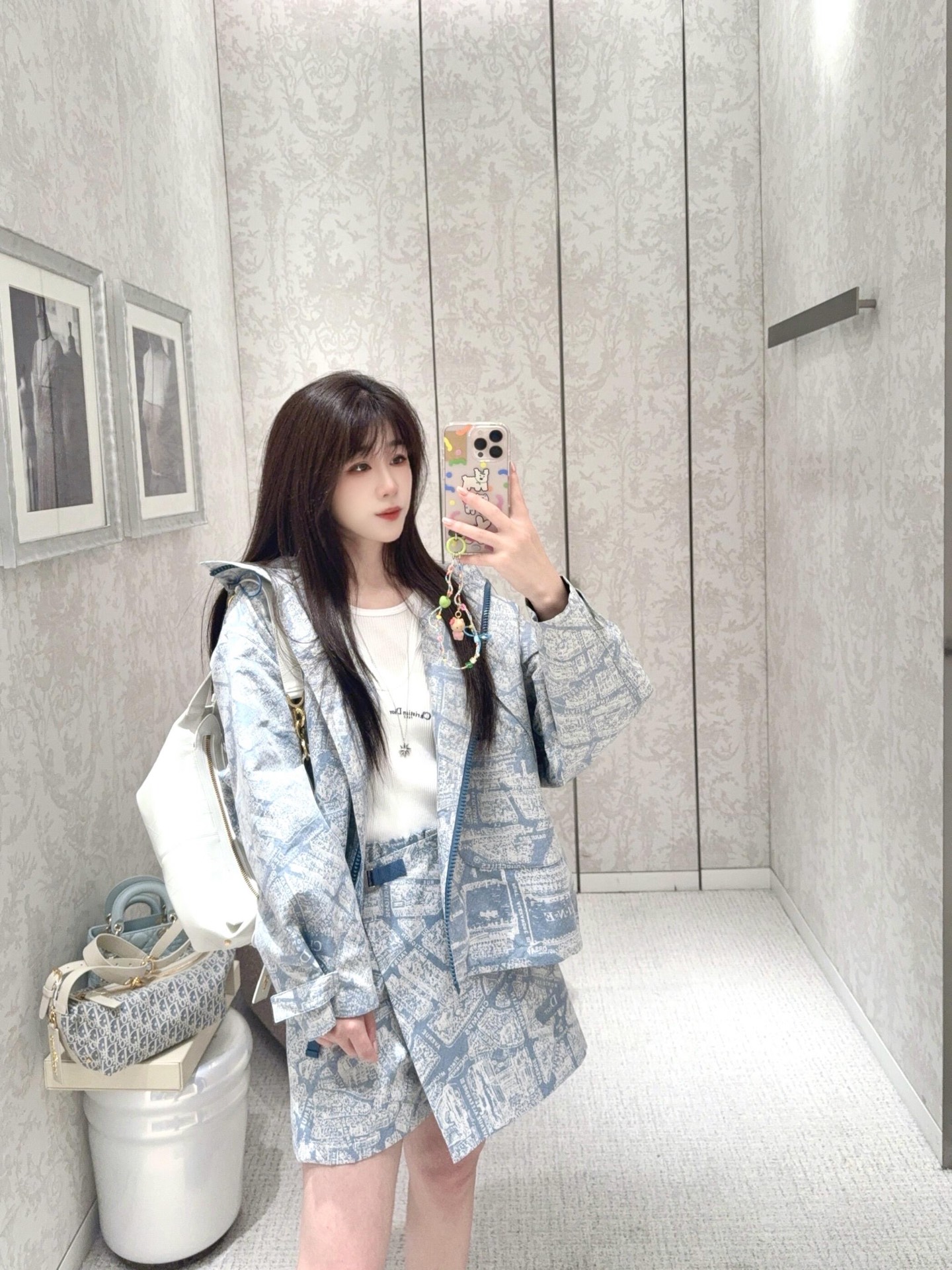 NO:469510,Dio* 25Fw early autumn new style hooded jacket jacket | Exclusive high-end production!  Gray-blue Paris Montaigne series patterned taffeta jacquard fabric, classic silhouette design loose style versatile and fashionable and high-end!  A must-have artifact for wardrobe!  The 3D three-dimensional tailoring makes the upper body look slim, and it is highly recommended to keep it yourself!  Workmanship quality depends on the details. S/M/L is available in stock, dior, jackets & coats, jackets & coats, hats, alexander wang19860909Dio* 25Fw早秋新款 连帽冲锋衣夹克外套丨独家高版出品！灰蓝色巴黎蒙田大道系列图案塔夫绸提花面料,经典廓型设计宽松版型百搭时髦又高级！衣橱必备神器！3D立体剪裁上身巨显瘦,强烈推荐自留款！做工品质看细节.现货发售S/M/L,,dior,jackets & coats,jackets & coats,hats,alexander wang,Women's clothing