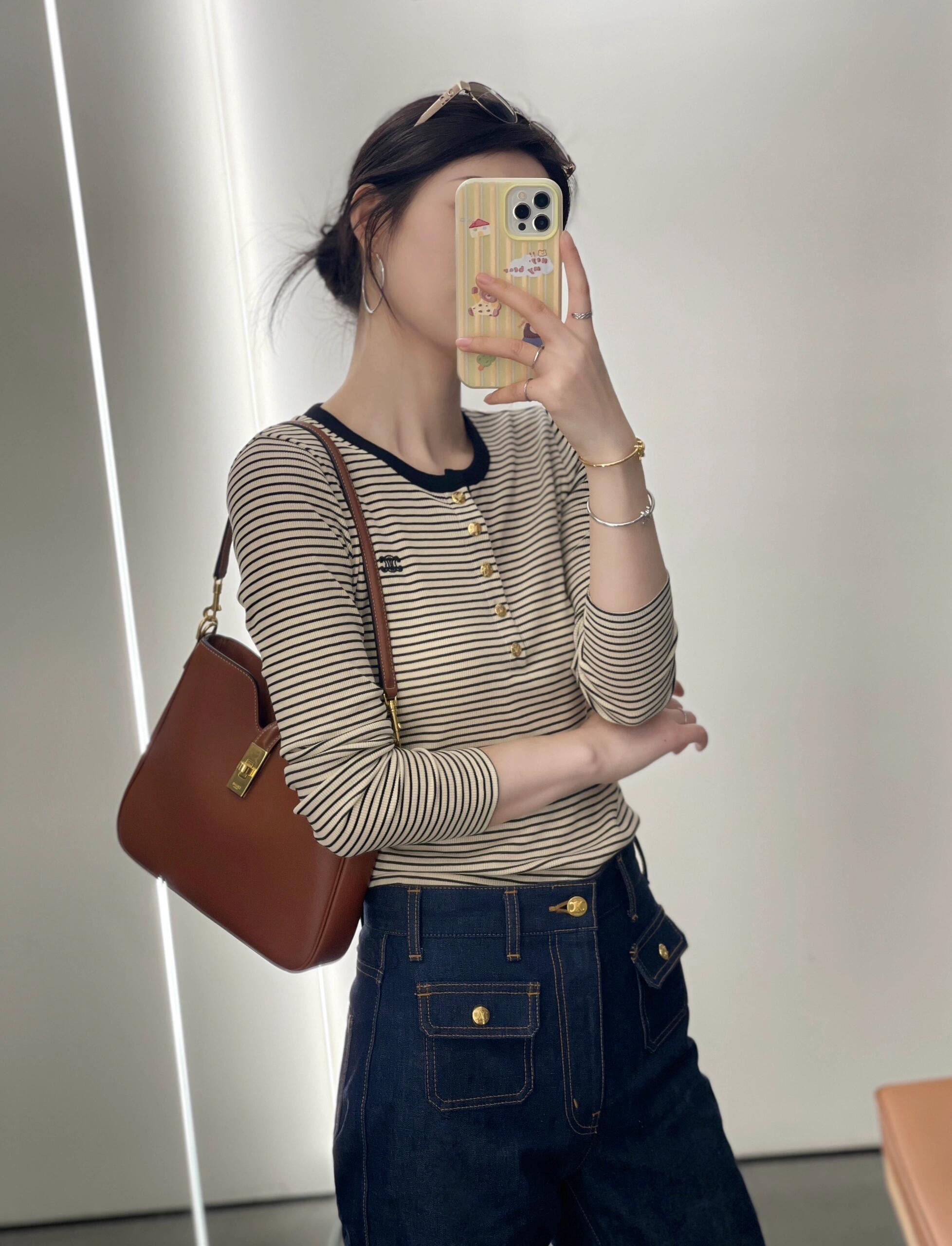 NO:471193,Celin* 25Fw early autumn new style Arc de Triomphe embroidered collar contrast striped long-sleeved T-shirt | Exclusive yb development!  High-end production!  Classic among classics Simple and high recognition Chest logo embroidery embroidery highlights the brand logo classic elements regular style tailoring design shows simple vitality and contemporary aesthetic personality design, which is more suitable for daily casual outfits, presenting simple and exquisite daily practical styles on sale in stock S/M/L, celine,tees, t-shirt,alexander wang19860909Celin* 25Fw早秋新款 凯旋门刺绣衣领撞色条纹长袖T恤丨独家yb开发！高版出品！经典中的经典 简约高辨识度 胸口徽标刺绣点缀彰显品牌标志经典元素常规版型剪裁设计展示简约活力与当代审美个性的设计美学,更能适以日常休闲穿搭,呈现简约精致日常实穿款式现货发售S/M/L,,celine,tees，t-shirt,alexander wang,Women's clothing