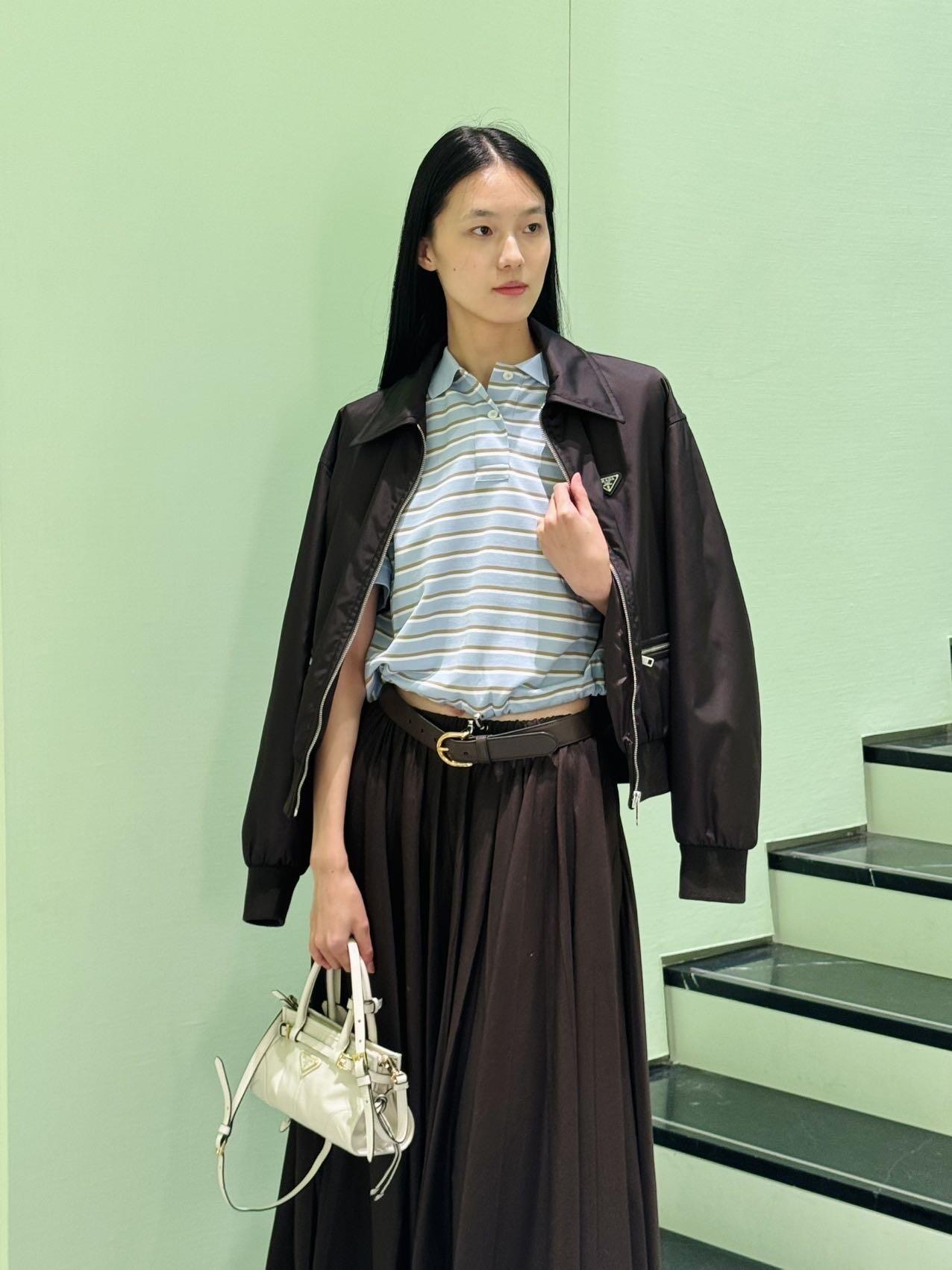 NO:471205,Prad* 25Fw early autumn new style dark brown zipper lapel waist nylon jacket | Exclusive yb development!  High-end production!  The quality is perfect, comfortable and warm, and the design is very outstanding. It easily advances the sense of fashion. The workmanship is extremely exquisite and rigorous, and the wiring is neat and meticulous!  The upper body doesn't look bloated and super handsome!  S/M/L, prada, jackets & coats, alexander wang19860909Prad* 25Fw早秋新款 深咖色拉链翻领收腰尼龙外套丨独家yb开发！高版出品！品相非常完美,舒适保暖,非常出彩的设计,轻松将时髦感进阶,做工极为考究严谨,走线工整细致！上身不显臃肿、超级帅气！现货发售S/M/L,,prada,jackets & coats,alexander wang,Women's clothing