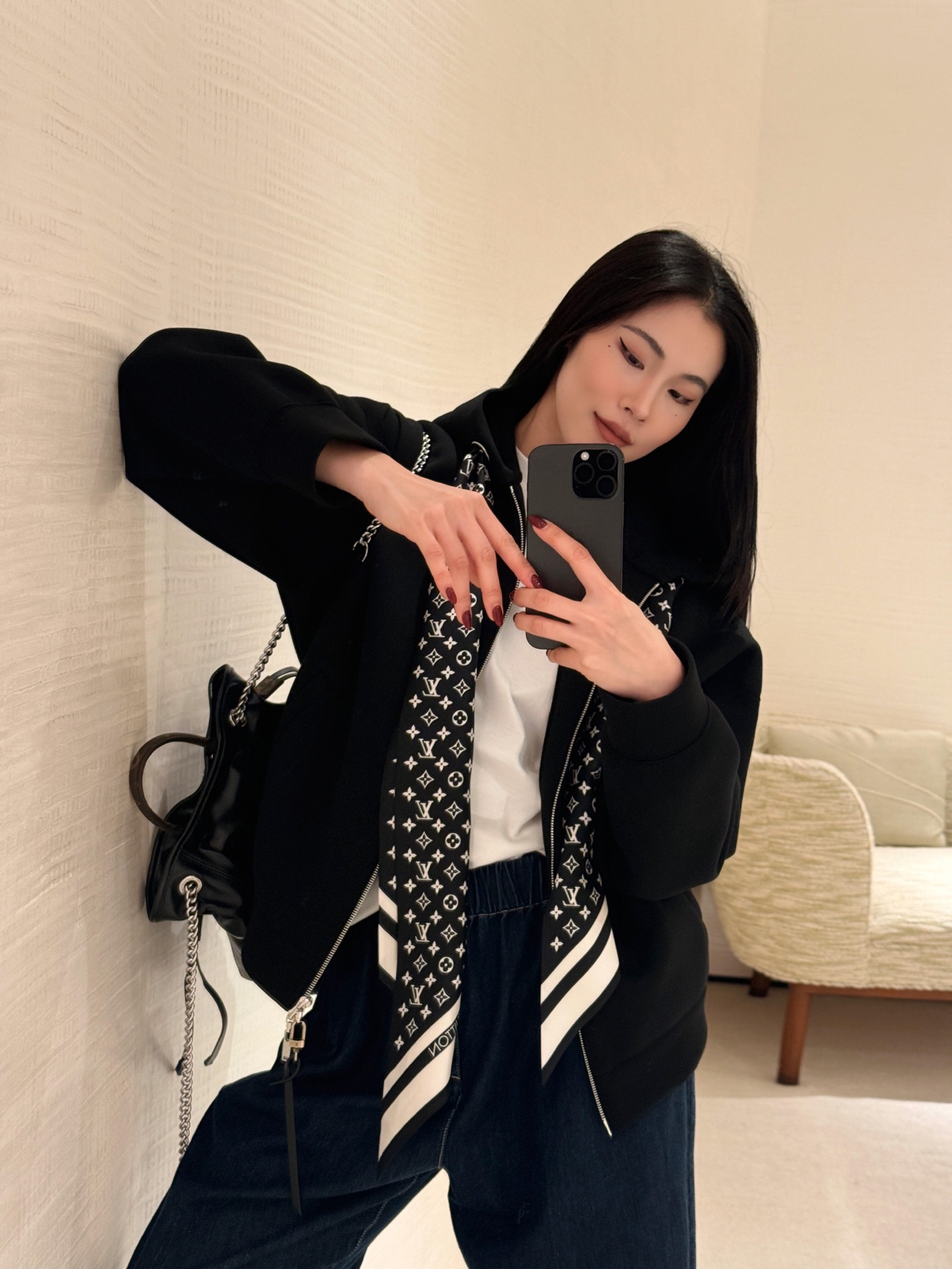 NO:471215,Half coat Half Louis Vuitto* 25Fw early autumn new MONOGRAM scarf zippered hooded jacket + scarf skirt suit | Exclusive yb development!  High-end production!  This hooded jacket meets the iconic elements of the season show, and uses double-sided composite silk-clad fabric to create a comfortable and loose fit. The neckline structure is similar to Monogram scarf. The scarf is made of silk, and the hood reveals the label!  Recommend a set of matching!  Perfect workmanship quality depends on details, S/M/L is available in stock, louis vuitton, skirts, jackets & coats, real silk, hats, alexander wang19860909半 外套半 Louis Vuitto* 25Fw早秋新款 MONOGRAM丝巾拉链款连帽外套+丝巾半裙套装丨独家yb开发！高版出品！本款连帽外套邂逅当季秀场的标志性元素,以双面复合夹丝面料裁出舒适宽松版型.领口结构恰似Monogram丝巾,丝巾是真丝材质的,兜帽跃现标签！推荐一套搭配！完美做工品质看细节,现货发售S/M/L,,louis vuitton,skirts,jackets & coats,real silk,hats,alexander wang,Women's clothing