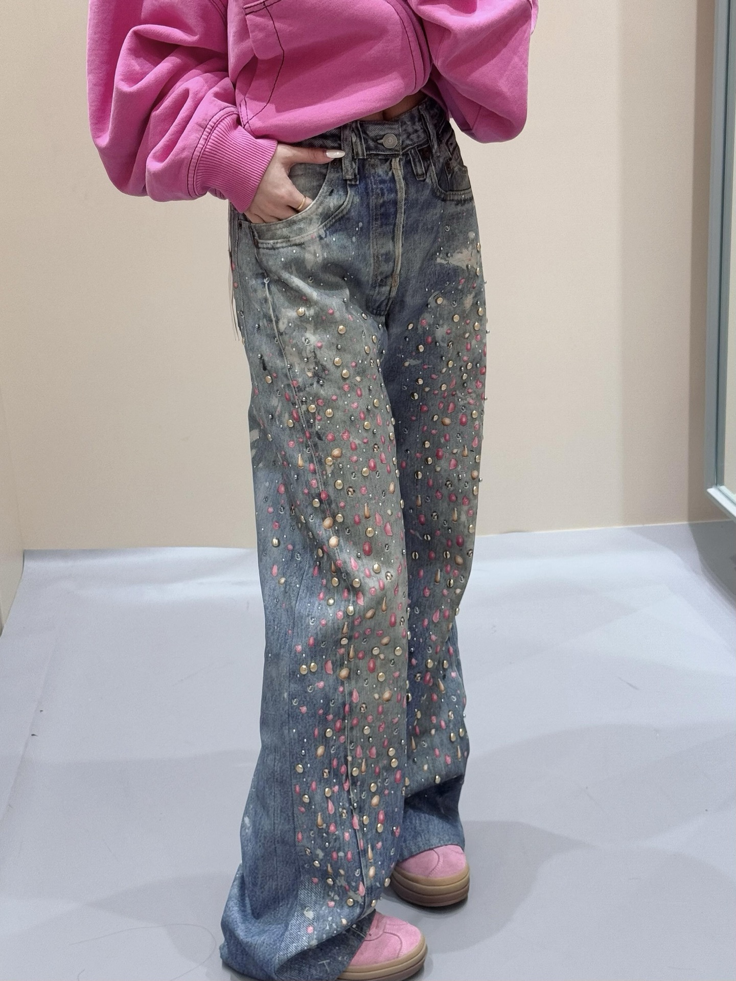 NO:471285,Recommended for explosive orders Acne Studio*s 25Fw early autumn new style Nanqingshan limited capsule series riveted denim trousers丨Exclusive yb development!  High-end production!  A limited edition with super cool upper body, a pair of super washable jeans!  The old background color has a retro feel, 3D printing ink splash + nearly 500 nail drilling craftsmanship is crazy, the artistic sense of colored pigments splashing, and the collision with blingbling diamond decoration, the trend is unique, grasp the street personality ~ spot sale 34/36/38, acne studios, alexander wang19860909爆单推荐 Acne Studi*s 25Fw早秋新款 南青山限定胶囊系列铆钉牛仔长裤丨独家yb开发！高版出品！上身超级帅的限定款 一条超绝水洗牛仔长裤！做旧底色自带复古感,3D打印泼墨+近500颗钉钻工艺疯狂炸场,彩色颜料飞溅的艺术感,和blingbling 钻饰碰撞,潮流又独特,把街头个性狠狠拿捏～现货发售34/36/38,,acne studios,alexander wang,Women's clothing