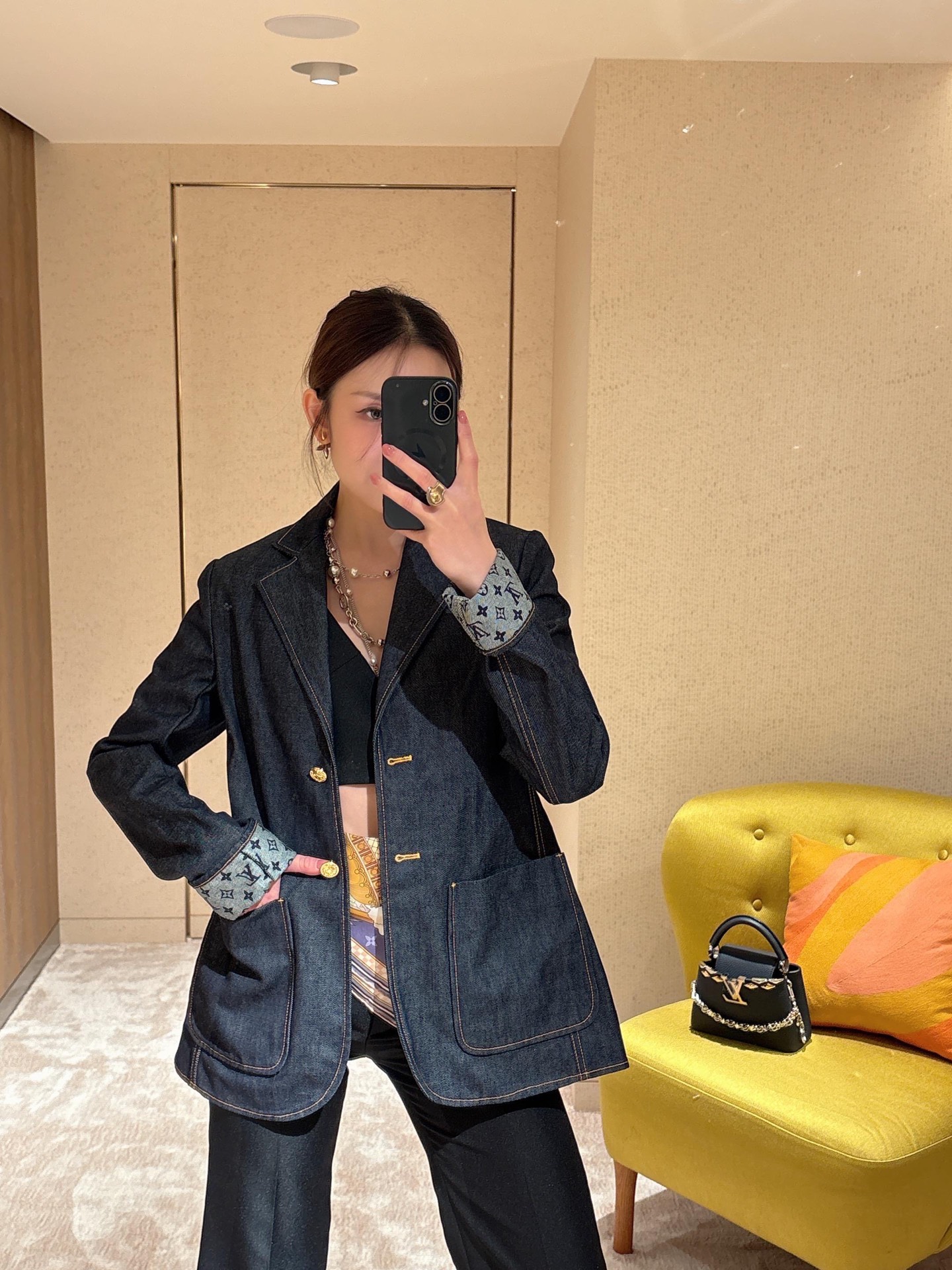 NO:472108,Louis Vuitto* 25Fw early autumn new style retro washing presbyopia waist-coated suit jacket | Exclusive yb development!  High-end production!  Denim denim fabric, the neat shoulder line is very stylish, the shoulders look flat and straight, the buttons are made of metal die-casting process, the patterns on them are very delicate, the pattern is full of three-dimensional, and every detail is clear. On sale in stock 34/36/38, louis vuitton, jackets & coats, alexander wang19860909Louis Vuitto* 25Fw早秋新款 复古水洗老花收腰西服外套丨独家yb开发！高版出品！采用丹宁牛仔面料,利落的肩线很有型,肩膀看起来又平又正,扣子是金属压铸工艺做出来的,上面的花纹精细得很,图案立体感十足,每一处细节都清清楚楚,现货发售34/36/38,,louis vuitton,jackets & coats,alexander wang,Women's clothing