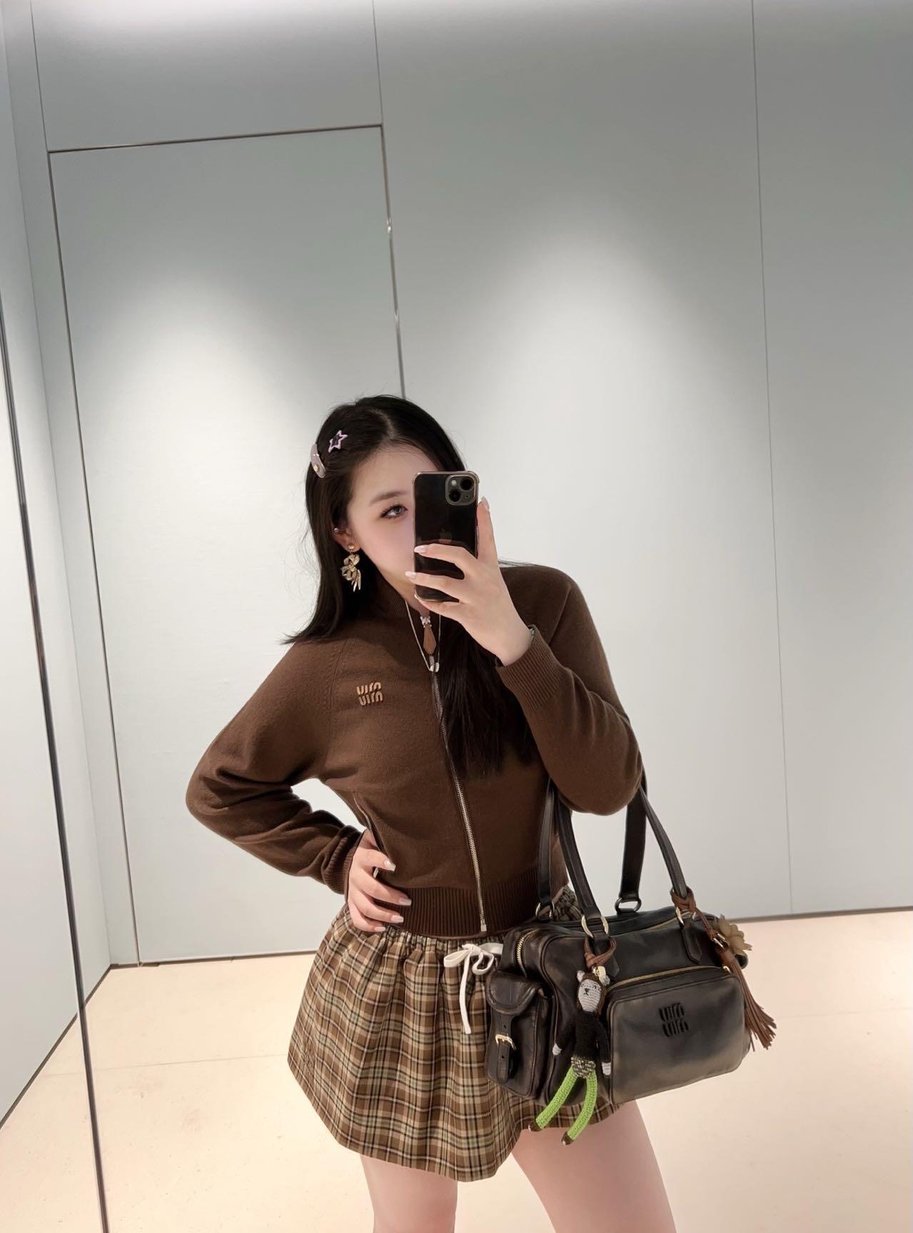 NO:472130,Miumi* 25Fw early autumn new style chocolate-stained zippered cashmere knitted jacket | Exclusive yb development!  High-end production!  Ribbed stand collar college style zipper jacket style, yb metal zipper opening and closing, paired version of brown leather logo embroidery, decoration echoes the leather chain head full of detail, short clothes with long stretched body proportions, various short skirts and pants can be matched, the upper body is soft and sweet~Mujia Princess closed her eyes and is available in stock S/M/L, miumiu, skirts, jackets & coats, jackets & coats, alexander wang19860909Miumi* 25Fw早秋新款 巧克力色拉链羊绒针织外套丨独家yb开发！高版出品！罗纹立领学院风拉链夹克版型,yb金属拉链开合,对版的棕色皮革logo徽标刺绣,装饰呼应皮革链头细节感十足,短款衣长拉伸身形比例显高瘦,各种小短裙、裤子都可以搭,上身整个人软软的甜甜的~谬家公主闭眼入 现货发售S/M/L,,miumiu,skirts,jackets & coats,jackets & coats,alexander wang,Women's clothing