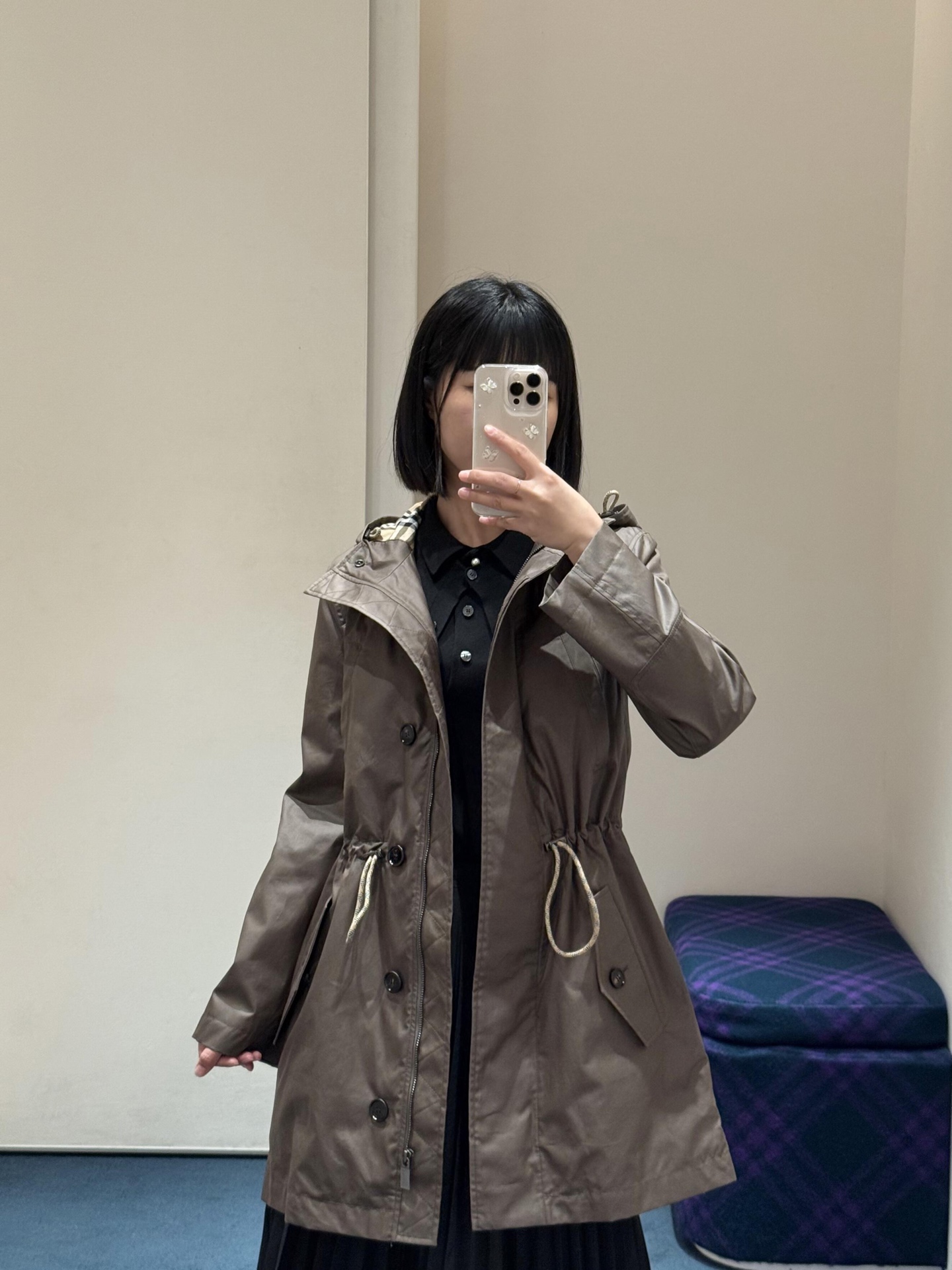 NO:472135,Burb*rry 25Fw early autumn new style, mid-length hooded drawstring windbreaker jacket丨Exclusive high-end production!  The high-density windbreaker fabric is very crisp and has a good sense of ~ The British atmosphere on the upper body is full of the limbs. The limbs are customized classic checked prints. The accessories are also exquisite. They are fashionable when paired. Upup is available in stock. S/M/L, burberry, jackets & coats,hats,alexander wang19860909Burb*rry 25Fw早秋新款 中长连帽抽绳风衣外套丨独家高版出品！高密度风衣面料挺括感很好 ～上身英伦风氛围感拉满 里布是定制的经典格纹印花 配件也很精致 搭配起来时髦感Upup 现货发售S/M/L,,burberry,jackets & coats,hats,alexander wang,Women's clothing