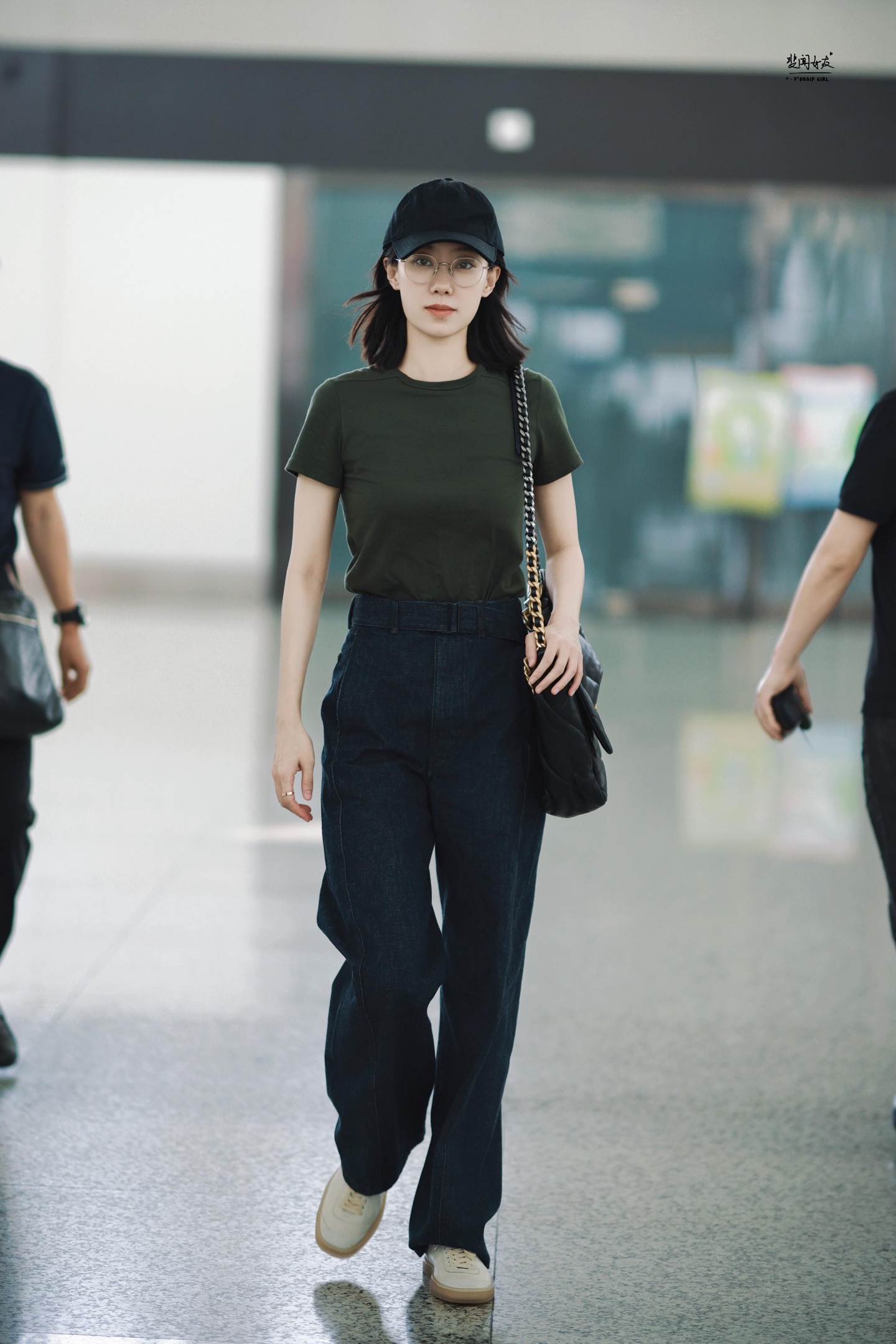 NO:472143,LEMAIR* 25Fw early autumn new style, corset banana denim wide-leg pants丨Exclusive yb development!  High-end production!  It is the three-dimensional cut of banana pants, which makes you look slim and fashionable and lazy!  A must-have for winter matching!  High-waisted slim jeans can be said to have a full sense of design!  The legs of the trouser are loose, and they look thin without picking on the legs!  It is not a problem to accommodate all kinds of leg shapes, and it is not a problem to modify the leg shape. It has a boyfriend-like sense of boyfriend, French elegant and high-end Vintage, which is really not picky about people and is easy to wear!  !  S/M/L, jeans, alexander wang19860909LEMAIR* 25Fw早秋新款 束腰香蕉牛仔阔腿裤丨独家yb开发！高版出品！是香蕉裤的立体裁剪显瘦又时髦慵懒！冬季搭配必须拥有！高腰显瘦牛仔裤,可以说是设计感十足！裤腿是宽松的,藏肉显瘦不挑腿型！包容各种腿型,修饰腿型更是不在话下,上身带点boyfriend的男友感,法式优雅高级Vintage,真正的不挑人好穿！！现货发售S/M/L,,jeans,alexander wang,Women's clothing