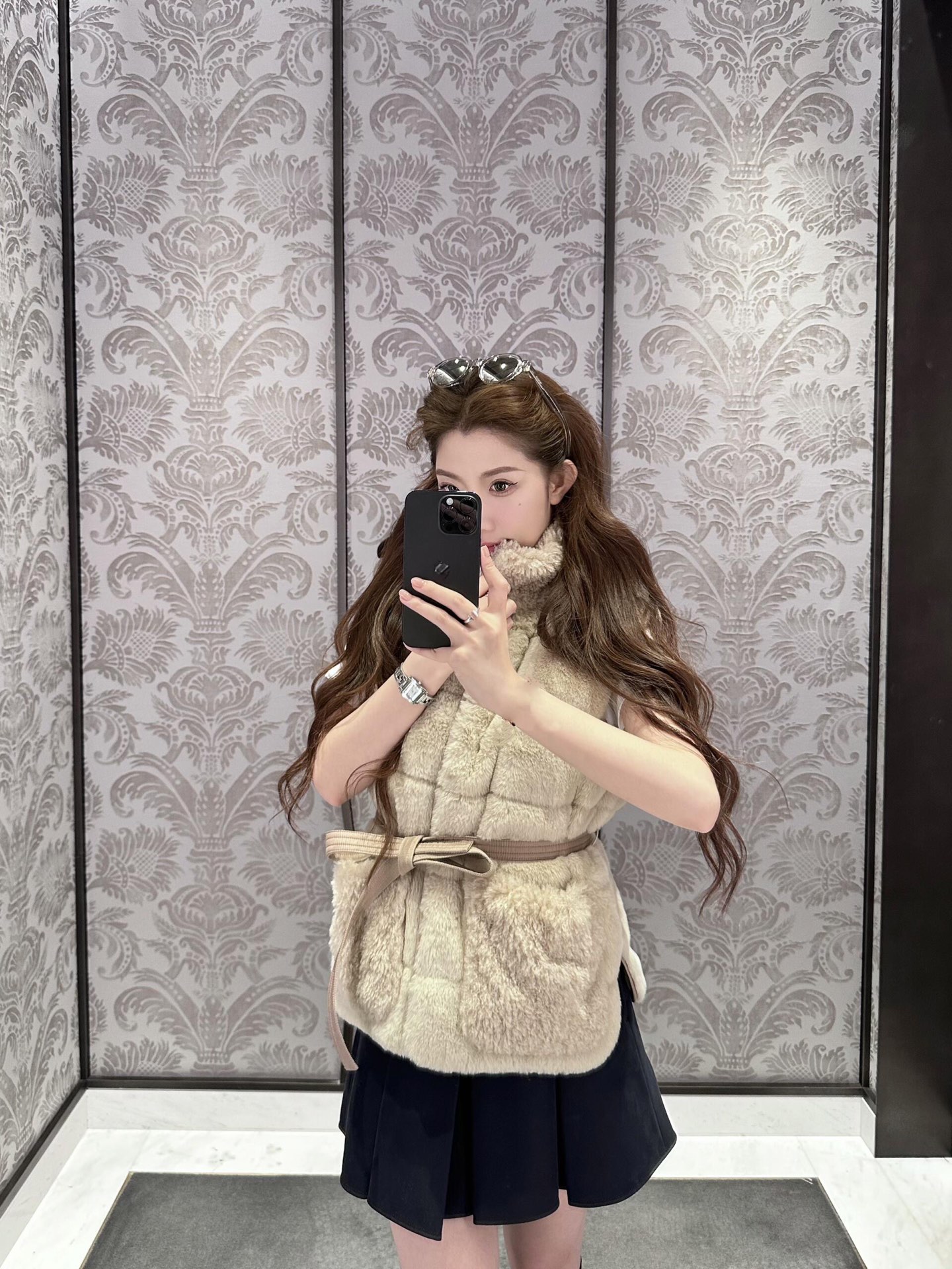 NO:475463,Moncle* 25Fw early autumn new model Teddy down vest丨Exclusive yb development!  High-end production!  The soft fufu's teddy velvet trim wraps the collar and sleeves, and the touch is like a little cat!  The matte synthetic material splicing creates a 'plus technology sense', gentle and not bloated ~ The same color drawstring belt is included!  The waist-retracting and the X-shaped curve goddess is instantly transformed into a relaxed and relaxed style. One and two clothes are cost-effective. The waist belt enhances the sense of ability!  S/M/L, down jacket, alexander wang19860909Moncle* 25Fw早秋新款 泰迪绒羽绒马甲丨独家yb开发！高版出品！软fufu的泰迪绒饰边包裹领口与袖笼,触感像撸小奶猫！哑光感合成材质面料拼接,碰撞出“毛绒科技感”,温柔不臃肿～附赠同色系抽绳腰带！收腰穿秒变X型曲线女神,宽松穿是慵懒松弛风,一衣两穿性价比拉满.腰带束腰提升干练感！现货发售S/M/L,,down jacket,alexander wang,Women's clothing