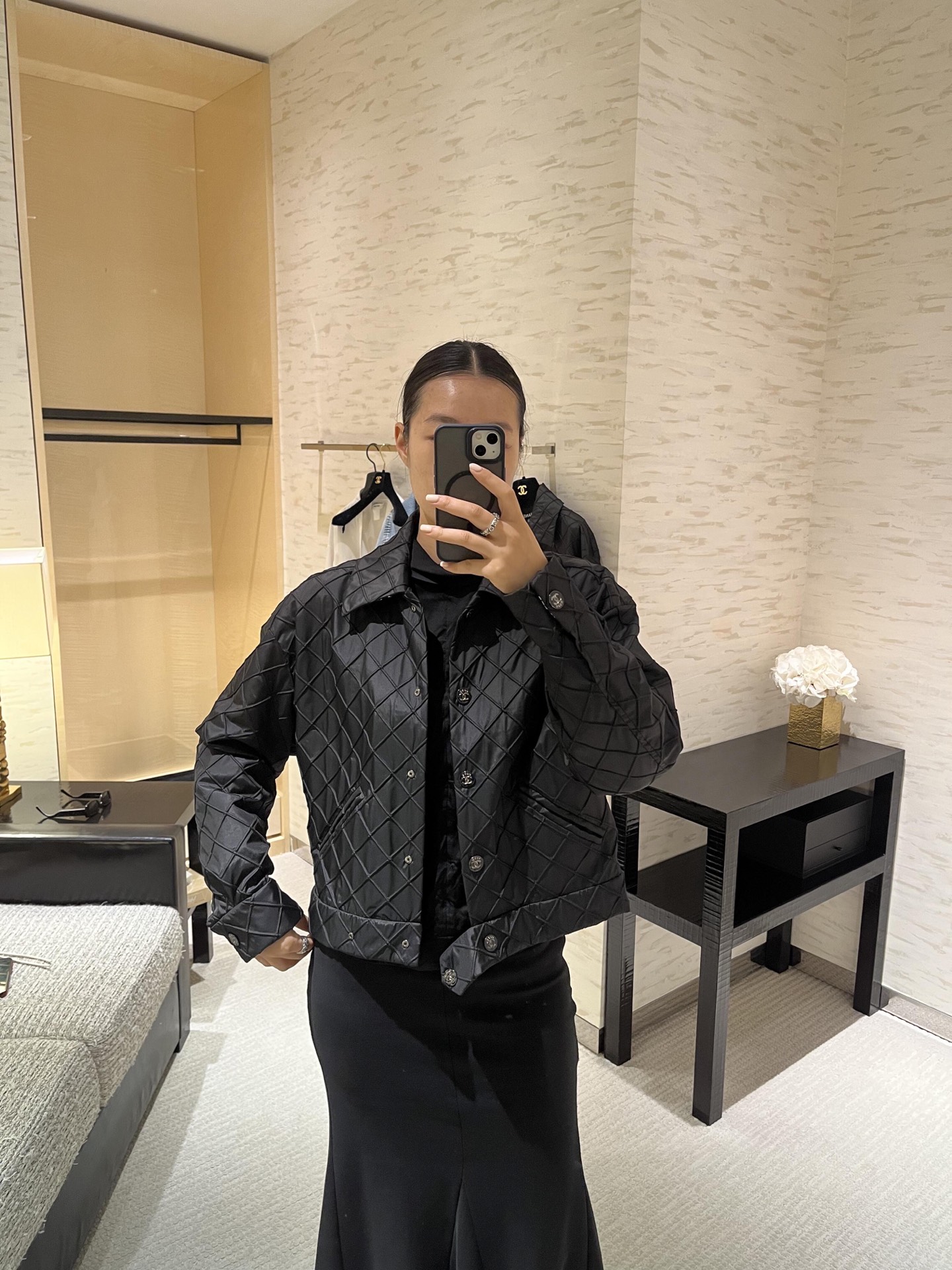 NO:475459,Chane* 25m cocobeach series new style diamond plaid jacket丨Exclusive high-end production!  Lapel jacket jacket design, diamond embossed throughout, double-sided large-capacity pockets to add practicality to wear, iconic rhinestone double C logo decoration on the front, presenting brand concept, hem, controllable and elastic, light and fashionable upper body, fit and stylish, fashionable and stylish, S/M/L,,chanel, jackets & coats, jackets & coats, alexander wang19860909Chane* 25m cocobeach系列新款 菱格纹外套丨独家高版出品！ 翻领夹克外套设计 通体采用菱形压纹造型 双侧大容量口袋增添穿搭实用性 前襟标志性水钻双C徽标装饰 呈现品牌理念 下摆增添调节扣细节 随意可控松紧 上身轻盈时尚 穿搭贴合有型 时髦洋气 现货发售S/M/L,,chanel,jackets & coats,jackets & coats,alexander wang,Women's clothing