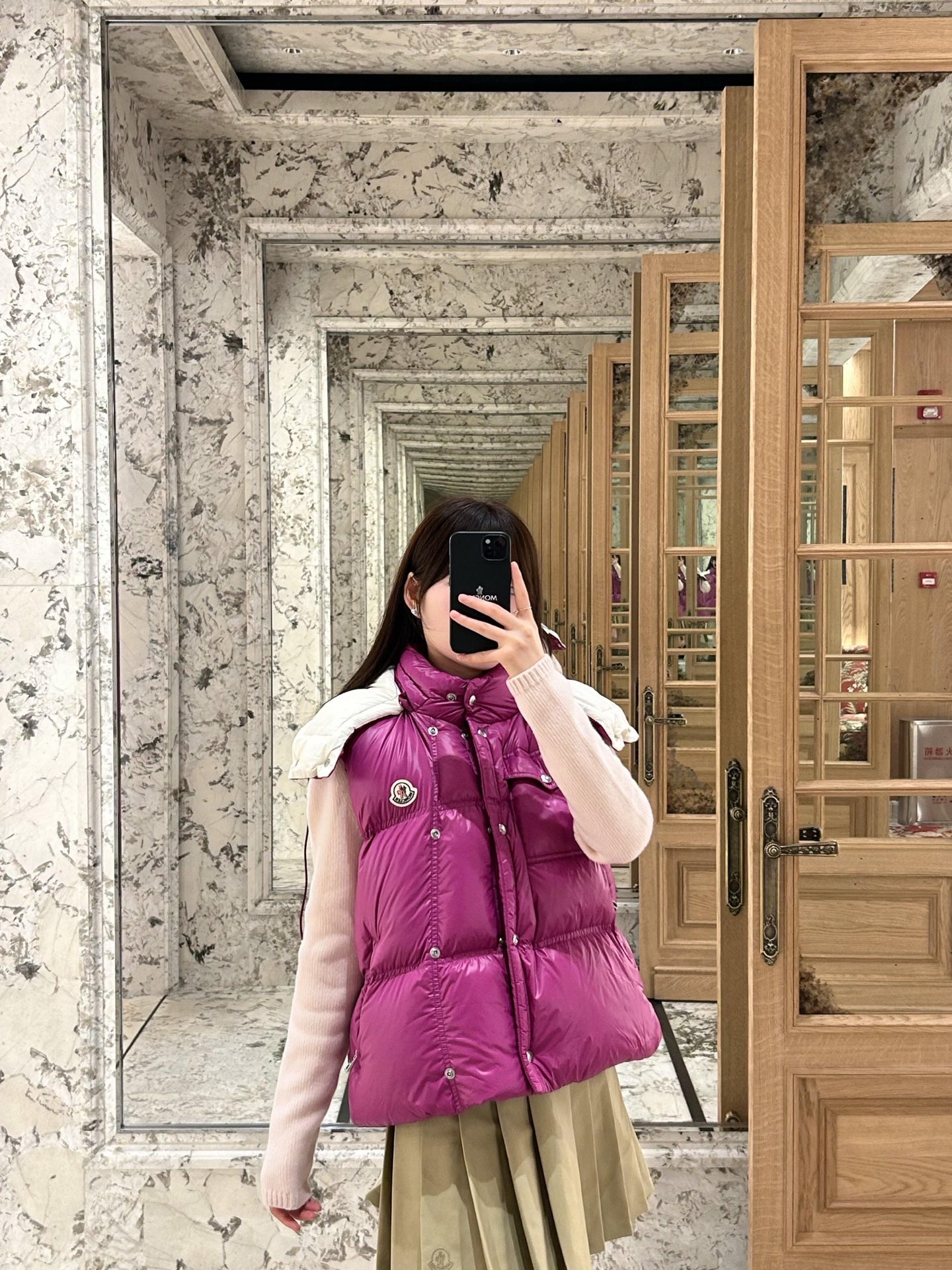 NO:475511,Moncle* 25Fw early autumn new style, removable hooded stand-up collar down vest丨Exclusive yb development!  High-end production!  White goose velvet filled inner lining, the whole piece is light and warm, the slim vest is fashionable and not bloated, the stand collar is removable, the hooded drawstring design is cold and windproof, the classic rectangular texture, the iconic brand seal on the chest, the contrasting zipper is embellished in the pocket, the details show the brand concept, the first choice for layering in autumn and winter, S/M/L,, down jacket,hats,alexander wang19860909Moncle* 25Fw早秋新款 可拆卸连帽立领羽绒马甲丨独家yb开发！高版出品！白鹅绒填充内里 整件轻薄保暖 修身马甲时髦不显臃肿 立领可拆卸连帽抽绳设计御寒防风 经典长方格纹理 胸前标志性品牌章作装饰 口袋处点缀撞色拉链 细节彰显品牌理念 秋冬叠穿首选 现货发售S/M/L,,down jacket,hats,alexander wang,Women's clothing