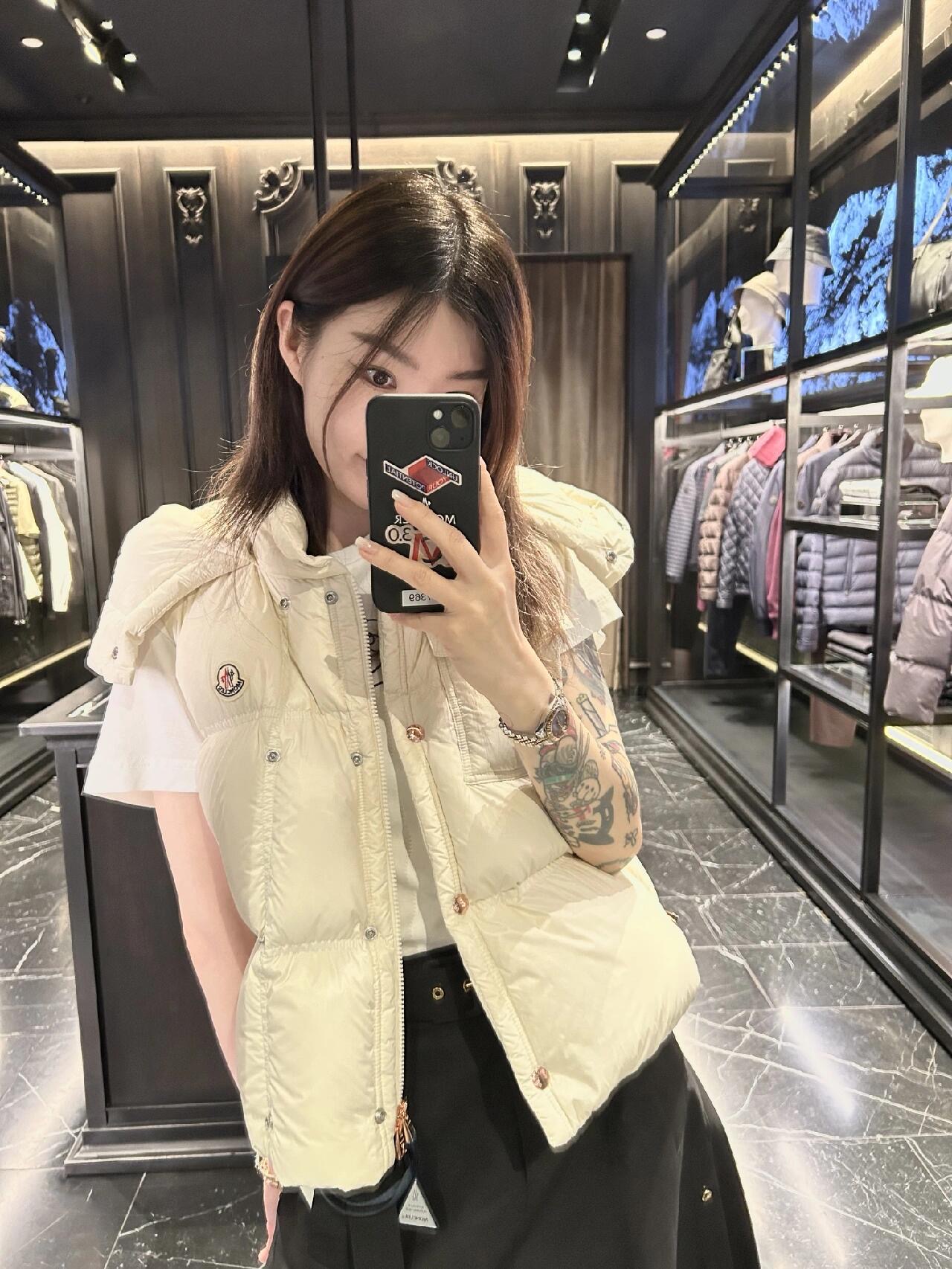 NO:475527,Moncle* 25Fw early autumn new style, removable hooded stand-up collar down vest丨Exclusive yb development!  High-end production!  White goose velvet filled inner lining, the whole piece is light and warm, the slim vest is fashionable and not bloated, the stand collar is removable, the hooded drawstring design is cold and windproof, the classic rectangular texture, the iconic brand seal on the chest, the contrasting zipper is embellished in the pocket, the details show the brand concept, the first choice for layering in autumn and winter, S/M/L,, down jacket,hats,alexander wang19860909Moncle* 25Fw早秋新款 可拆卸连帽立领羽绒马甲丨独家yb开发！高版出品！白鹅绒填充内里 整件轻薄保暖 修身马甲时髦不显臃肿 立领可拆卸连帽抽绳设计御寒防风 经典长方格纹理 胸前标志性品牌章作装饰 口袋处点缀撞色拉链 细节彰显品牌理念 秋冬叠穿首选 现货发售S/M/L,,down jacket,hats,alexander wang,Women's clothing