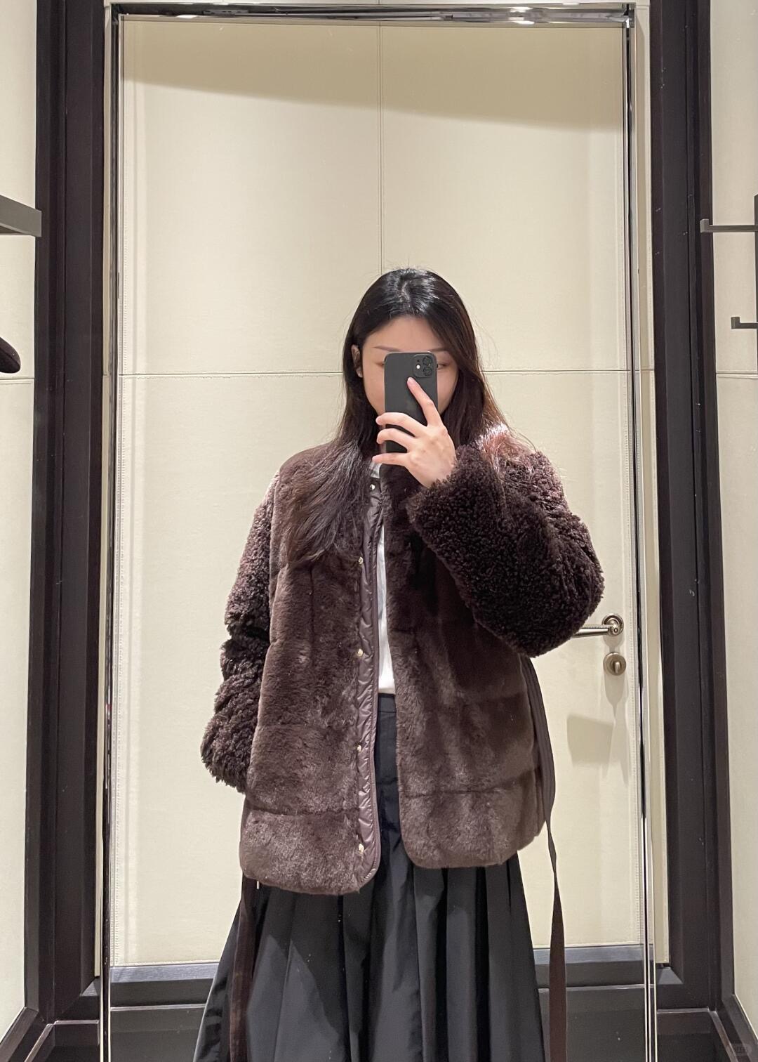 NO:475550,Moncl*r 25Fw autumn and winter new style Teddy down ties down jacket jacket jacket | Exclusive yb development!  High-end production!  National standard down stuffing is filled with light and warm fabric to create a comfortable and lazy atmosphere!  The plush touch of breasts, the temperament H-style belt design shows the waistline with a lazy and relaxed look!  A young girl-style outfit, a classic style that interprets the autumn and winter stacking style to keep warm!  Workmanship quality depends on the details. S/M/L is available in stock, Jackets & coats, Jackets & coats, down jacket, alexander wang19860909Moncl*r 25Fw秋冬新款 泰迪绒绑结腰带羽绒服夹克外套丨独家yb开发！高版出品！国标羽绒填充轻盈保暖面料,打造舒适慵懒的氛围！奶呼呼的毛绒触感,气质H版型系腰带设计慵懒松弛即显腰线！减龄少女风穿搭,经典版型演绎秋冬叠搭造型保暖神器！做工品质看细节.现货发售S/M/L,,jackets & coats,jackets & coats,down jacket,alexander wang,Women's clothing