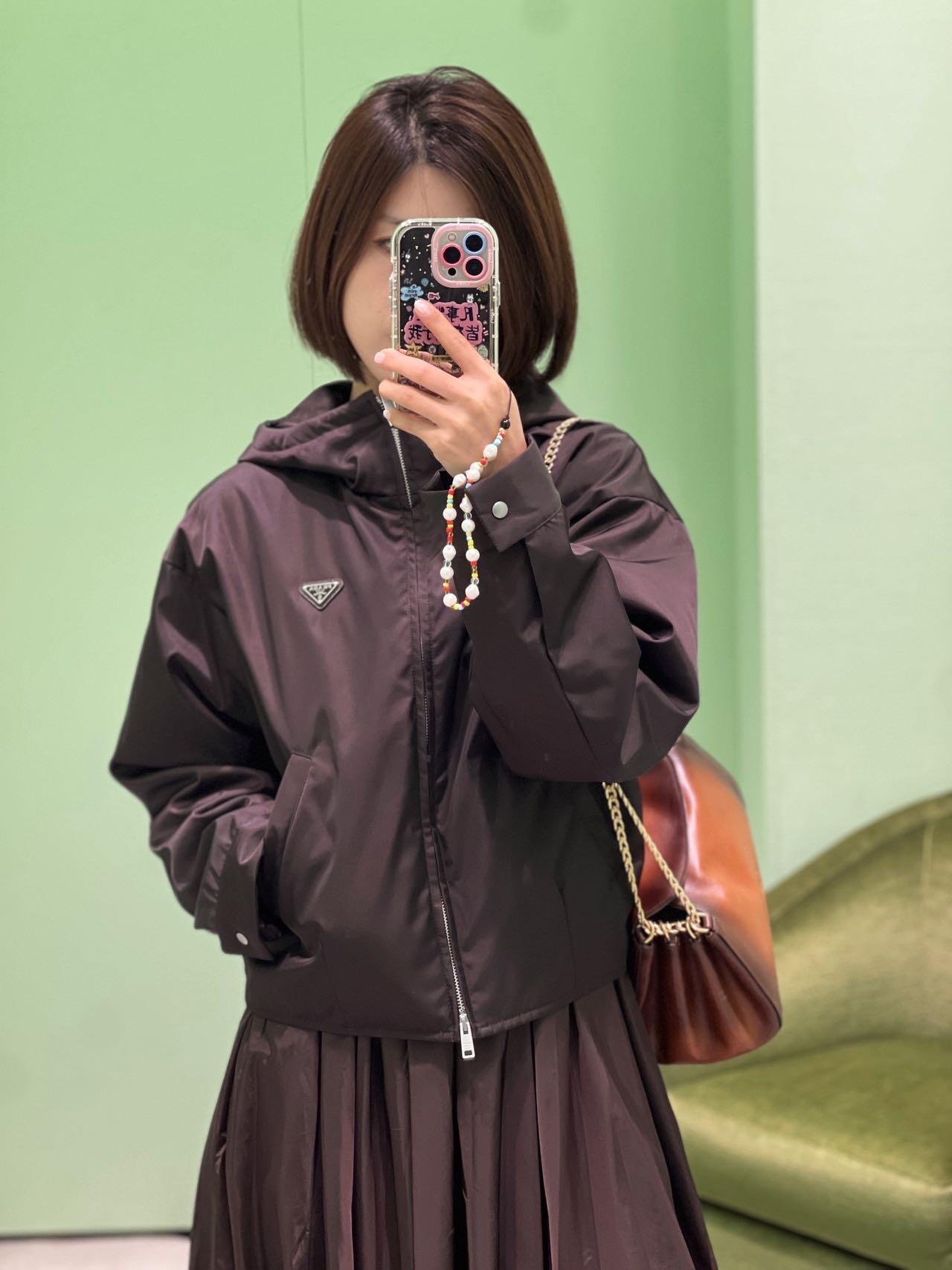 NO:477269,Prad* 25Fw early autumn new style, triangle hooded nylon short cotton jacket jacket | Exclusive yb development!  High-end production!  The classic Prada recycled nylon material, the brand's iconic elements of the triangle card, neat tailoring and silhouette, the short-silhouette style and triangle card make it full of high-end and recognizable!  Easy and effortless fashion sense, and wear classic elements into a new rebellious attitude!  S/M/L, prada, jackets & coats, jackets & coats, hats, alexander wang19860909Prad* 25Fw早秋新款 三角标连帽尼龙短款棉衣夹克外套丨独家yb开发！高版出品！经典的Prada的再生尼龙材质,品牌的标志性元素三角牌,利落的剪裁和廓形,短廓的版型配上三角牌拉满了高级感和辨识度！轻松拿捏不费力的时髦感,把经典元素穿出叛逆新态度！现货发售S/M/L,,prada,jackets & coats,jackets & coats,hats,alexander wang,Women's clothing