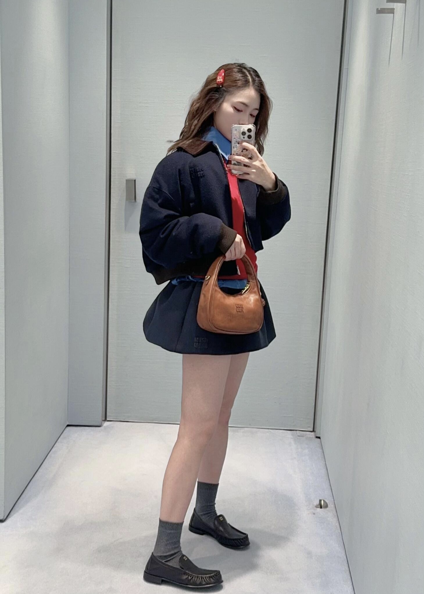 NO:477254,Miumi* 25Fw early autumn new style velvet lapel wool blend short jacket jacket | Exclusive yb development!  High-end production!  Original custom wool blend fabric with inner splicing contrasting plaids, and the chest is matched with custom patch embroidered letters to modify fashionable essentials. Break the stereotype of traditional jackets, taking into account the sense of casualness and formality, slim fit style, workmanship quality depends on details. S/M/L, miumiu, jackets & coats, jackets & coats, alexander wang19860909Miumi* 25Fw早秋新款 丝绒翻领羊毛混纺短款夹克外套丨独家yb开发！高版出品！原版定制羊毛混纺面料内里拼接撞色格纹,胸口搭配定制贴布刺绣字母工艺修饰时髦必备单品 打破传统外套刻板印象 兼顾休闲感与正式感 修身版型 做工品质看细节.现货发售S/M/L,,miumiu,jackets & coats,jackets & coats,alexander wang,Women's clothing