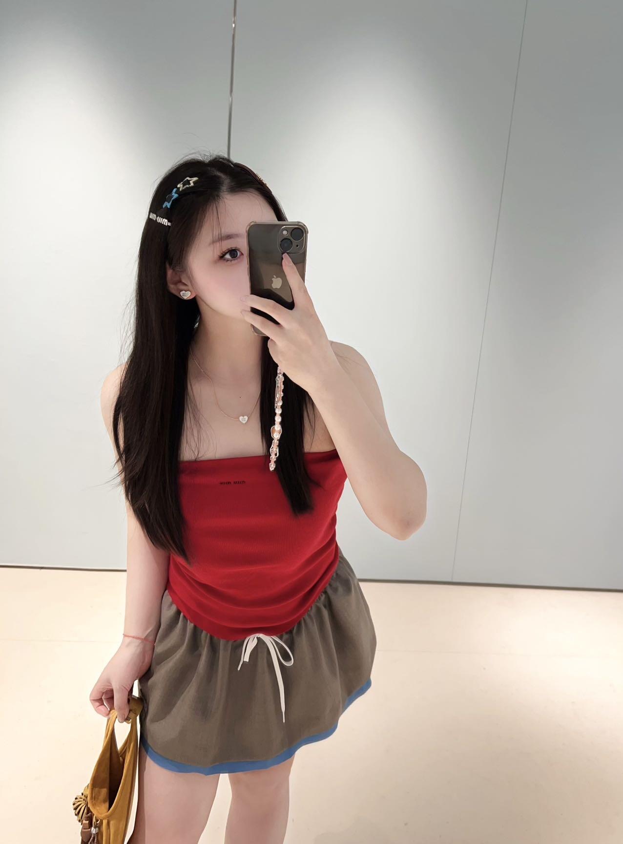 NO:477270,Miumi* 25Fw early autumn new model micro-label short strap top | Exclusive yb development!  High-end production!  Original custom cotton material, embroidered with logo embroidery on the chest highlights the brand’s personality ~ the customized wool fabric is light and comfortable ~ the elastic slim fit style, the upper body is fashionable and slim ~ a must-have for sweet and spicy girls!  Workmanship quality depends on the details. S/M/L is available in stock, miumiu, alexander wang19860909Miumi* 25Fw早秋新款 微标短款抹胸上衣丨独家yb开发！高版出品！原版定制棉材质,胸前徽标刺绣点缀彰显品牌个性～定制羊毛面料轻薄舒适～弹力修身版型,上身洋气又显瘦～甜辣少女必备！做工品质看细节.现货发售S/M/L,,miumiu,alexander wang,Women's clothing