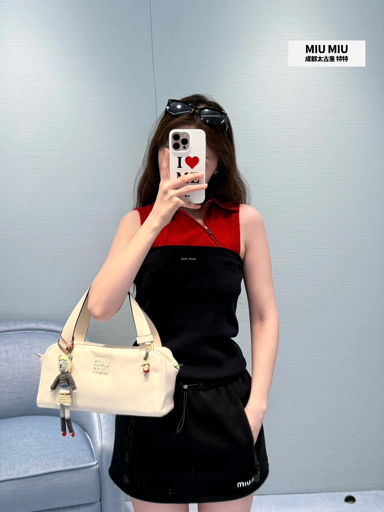 NO:477289,Miumi* 25Fw early autumn new model micro-label short strap top | Exclusive yb development!  High-end production!  Original custom cotton material, embroidered embroidery on the chest highlights the brand’s personality ~ the customized wool fabric is light and comfortable ~ the elastic slim fit style, the upper body is fashionable and slim ~ a must-have for sweet and spicy girls!  Workmanship quality depends on the details. S/M/L is available in stock, miumiu, alexander wang19860909Miumi* 25Fw早秋新款 微标短款抹胸上衣丨独家yb开发！高版出品！原版定制棉材质,胸前徽标刺绣点缀彰显品牌个性～定制羊毛面料轻薄舒适～弹力修身版型,上身洋气又显瘦～甜辣少女必备！做工品质看细节.现货发售S/M/L,,miumiu,alexander wang,Women's clothing