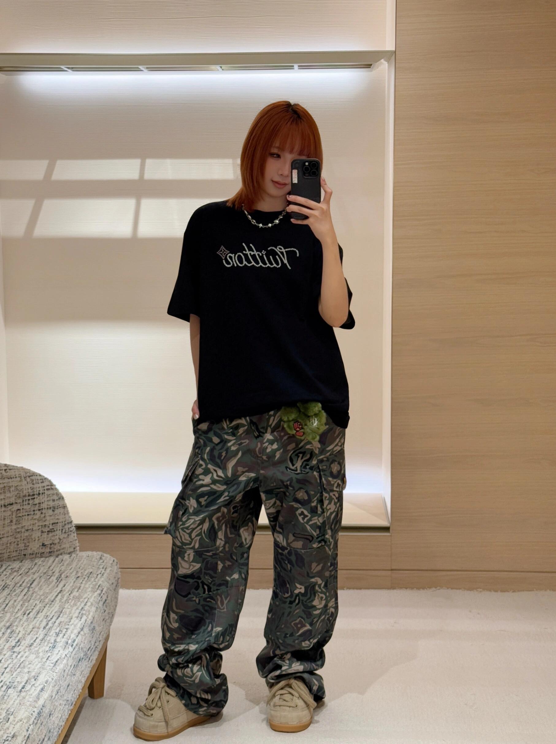 NO:478825,Louis Vuitto* 25Fw early autumn new style, beaded and ironed diamond round neck short-sleeved T-shirt | Exclusive yb development!  High-end production!  Loose silhouette oversized short-sleeved T-shirt cut to highlight the brand style Made of gram-weight pure cotton with a slightly elasticity Presents a slimming visual effect Use beads and diamonds on the chest Restore the brand letter logo Combined with the gorgeous effect of twinkling stars Highlights Highlights Show high-end style All wearing inner wear is brilliant and fashionable S/M/L on sale in stock S/M/L, louis vuitton, versace, T-shirt, tees, t-shirt, alexander wang19860909Louis Vuitto* 25Fw早秋新款 钉珠烫钻圆领短袖T恤丨独家yb开发！高版出品！廓形宽松oversized短袖T恤裁剪 凸显品牌格调 采用克重纯棉制成 略带有弹力 呈现显瘦视觉效果 胸前用订珠烫钻工艺 还原品牌字母徽标 配合闪烁星星的华丽效果 亮点突出 彰显高级格调 单穿内搭都出彩时髦 现货发售S/M/L,,louis vuitton,versace,T-shirt,tees，t-shirt,alexander wang,Women's clothing