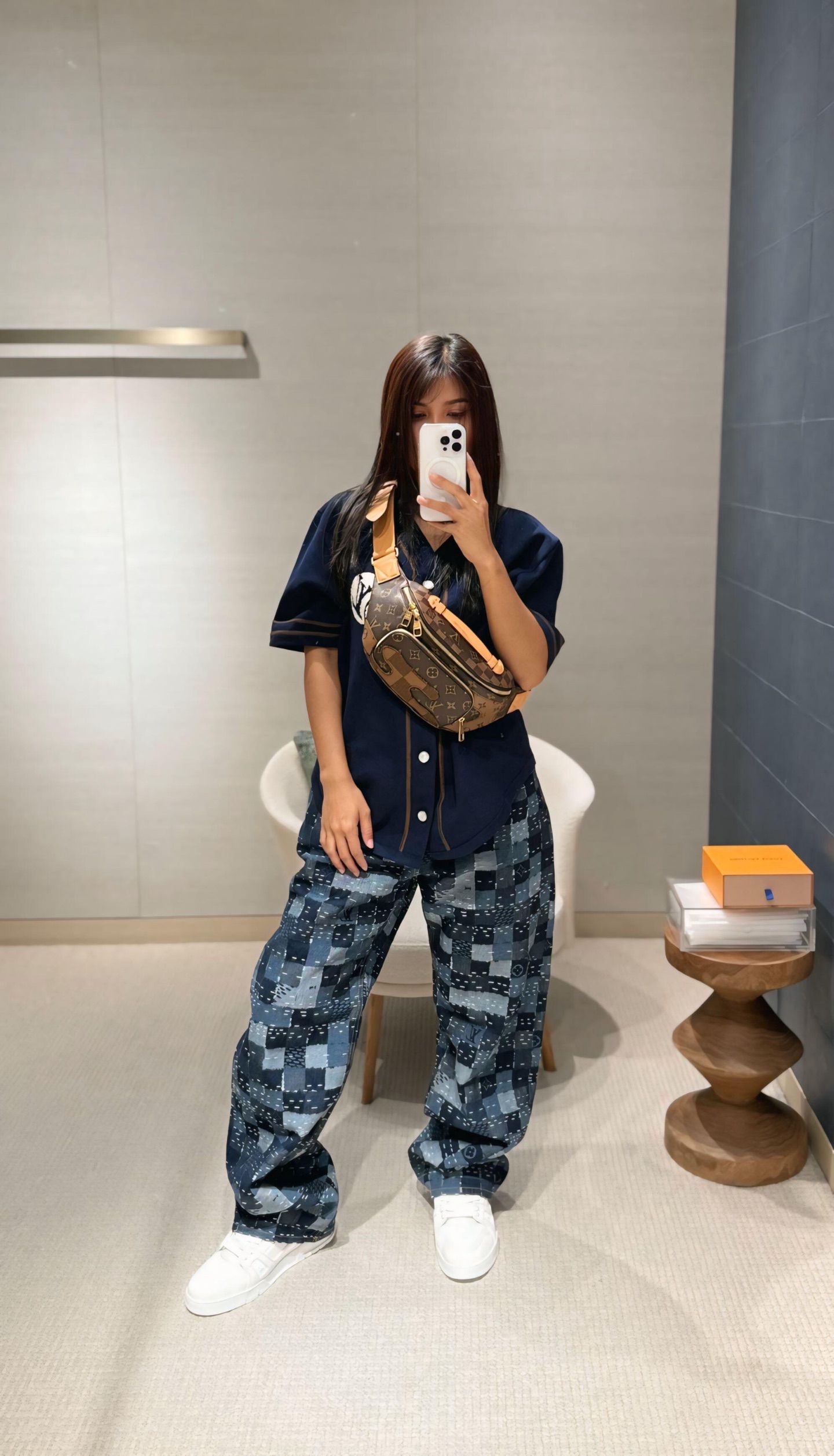 NO:480262,Louis Vuitt*n 25Fw early autumn new model Nigo co-branded embroidered pattern knitted short-sleeved baseball shirt丨Exclusive high-end production!  This cotton knitted baseball shirt is a summer choice with a casual style. The front and back LV Polka Dots polka dot embroidery backtracking the 2025 autumn and winter show, contrasting embroidery edging, pearlescent buttons and the LV Japan label on the lower left to perfect the academy style. S/M/L is available in stock, louis vuitton,louis vuitton,shirts,T-shirt,alexander wang19860909Louis Vuitt*n 25Fw早秋新款 Nigo联名刺绣图案针织短袖棒球衬衫丨独家高版出品！本款棉质针织棒球衬衫以休闲版型成就夏日佳选.前后 LV Polka Dots 波点刺绣回溯 2025 秋冬秀场的灵动意趣,撞色刺绣镶边、珠光纽扣和左下方的 LV Japan 标签完善学院格调.现货发售S/M/L,,louis vuitton,louis vuitton,shirts,T-shirt,alexander wang,Women's clothing