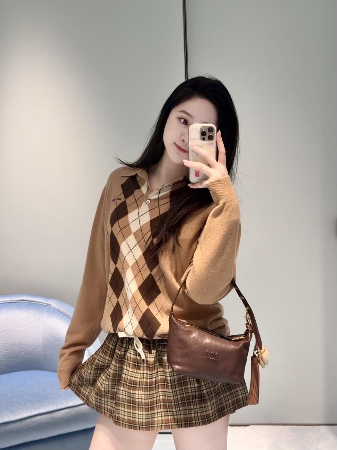 NO:480230,Miumi* 25Fw early autumn new style plaid cashmere sweater丨Exclusive yb development!  High-end production!  The diamond pattern adds playful elegance to the exquisite craftsmanship of this soft cashmere Polo sweater. Reinterpret the classic style according to Miu's exquisite and modern perspective. Autumn is a camel-colored retro plaid that never goes out of date. Pure cashmere. The fixed dye yarn feels very good. The skin-friendly soft and glutinous version is loose and slim. It can be worn alone and layered to reduce age. It is available in stock. S/M/L, miumiu, sweaters, alexander wang.19860909Miumi* 25Fw早秋新款 格纹羊绒衫丨独家yb开发！高版出品！菱形图案为这款柔软羊绒Polo毛衣的精致工艺增添了俏皮的优雅 按照Miu的精致现代视角重新诠释经典款式秋天是驼色系复古格纹永不过时 纯羊绒 定染纱线手感很好 亲肤软糯版型宽松上身显瘦 可单穿叠穿减龄学院风 现货发售S/M/L,,miumiu,sweaters,alexander wang,Women's clothing