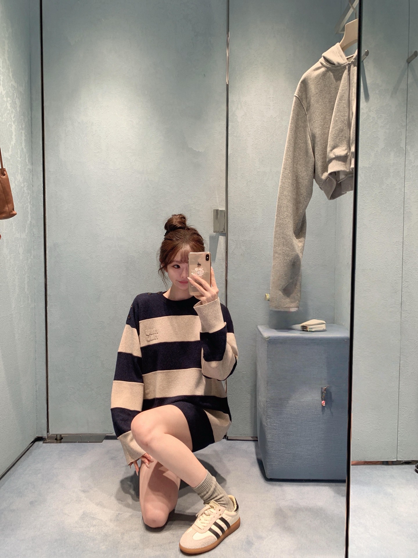 NO:480244,Miumi* 25Fw early autumn new style letter retro shoulder button striped round neck loose sweater丨Exclusive yb development!  High-end production!  This striped long-sleeved shirt echoes Miu's unique style password contrasting striped patterns and casual lines in men's style. Shoulder buttons are opened and closed. Long sleeves with ribbed knit cuffs are cut directly with ribbed knit hem. Brand embroidered logo jacquard letters. Rotary sleeves and loose silhouettes highlight the lazy and casual yet fashionable. All body types can be easily controlled. It looks like the basic style, but it is the basic style that you don't have in your closet. High-quality wool fixed dyeing wool material. The style is three-dimensional and stylish. The upper body is crisp and slim. Retro and age-reducing college style!  S/M/L, miumiu, sweaters, alexander wang19860909Miumi* 25Fw早秋新款 字母复古肩纽扣条纹圆领宽松毛衣丨独家yb开发！高版出品！这款条纹长袖衫呼应了Miu的独特风格密码撞色条纹图案和男装风格的休闲线条完美体现.肩部纽扣开合 长袖配罗纹针织袖口直裁罗纹针织下摆 品牌刺绣徽标提花字母 落肩袖与宽松的廓形凸显穿着的慵懒感随意又不失时髦度 各种体型都可以轻松驾驭 看着是基础款 但却是你衣柜里没有的基础款高品质 羊毛定染毛料 版型立体有型 上身挺括显瘦 复古减龄学院风！现货发售S/M/L,,miumiu,sweaters,alexander wang,Women's clothing