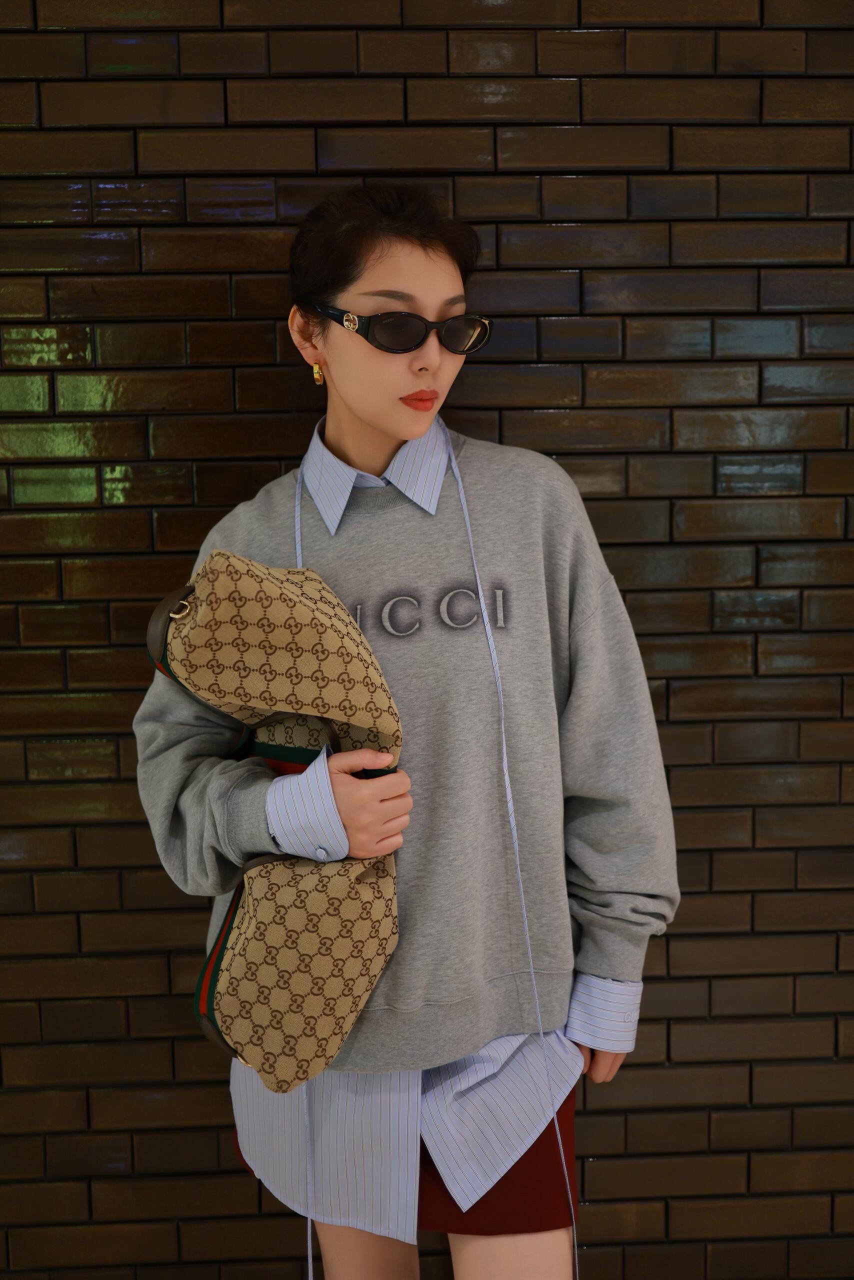 NO:489287,Gucc* 25Fw early autumn new style letter printing basic round neck sweatshirt丨Exclusive yb development!  High-end production!  Classic round neck design, simple and elegant. The three-dimensional letter logo on the chest highlights the brand style, the loose style is suitable for a variety of body shapes, and it is very good for daily outings or casual outfits. It is easy to create a casual and fashionable feeling. It is a versatile item worth having in the closet~ S/M/L on sale in stock, gucci, hoodie, sweatshirts, alexander wang19860909Gucc* 25Fw早秋新款 字母印花基础圆领卫衣丨独家yb开发！高版出品！经典圆领设计,简约大方.胸前立体字母标识,彰显品牌格调,宽松版型适配多种身形,日常出街或休闲穿搭都很可,轻松打造随性时髦感,是衣橱里值得拥有的百搭单品～现货发售S/M/L,,gucci,hoodie,sweatshirts,alexander wang,Women's clothing