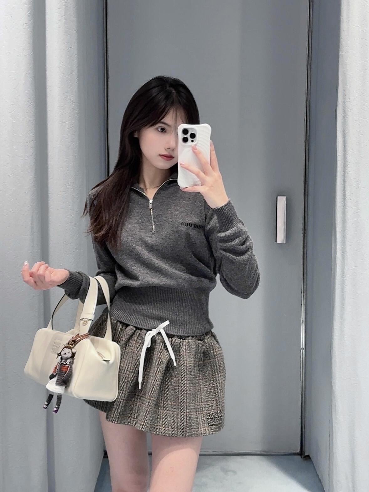 NO:484358,Miumi* 25Fw autumn and winter new style, micro-label cashmere half-zipper knitted sweater丨Exclusive yb development!  High-end production!  Cashmere fabric is made of delicate texture, the semi-zipper design adds casualness and styling, and the brand logo on the chest is exquisite and eye-catching. Paired with a brown short skirt, it makes your legs look long. Then put on a black bag of the same brand, the whole outfit is simple and full of the unique style of the brand, easily creating a fashionable and exquisite look. S/M/L is on sale in stock, miumiu, skirts, sweaters, alexander wang19860909Miumi* 25Fw秋冬新款 微标羊绒半拉链针织毛衣丨独家yb开发！高版出品！采用山羊绒面料,质感细腻,半拉链设计增添随性感与造型感,胸前品牌标识精致吸睛.搭配棕色短裙,利落又显腿长.再挎上同品牌黑色包包,整套穿搭简约又充满品牌独特风格,轻松打造出时尚又精致的造型.现货发售S/M/L,,miumiu,skirts,sweaters,alexander wang,Women's clothing