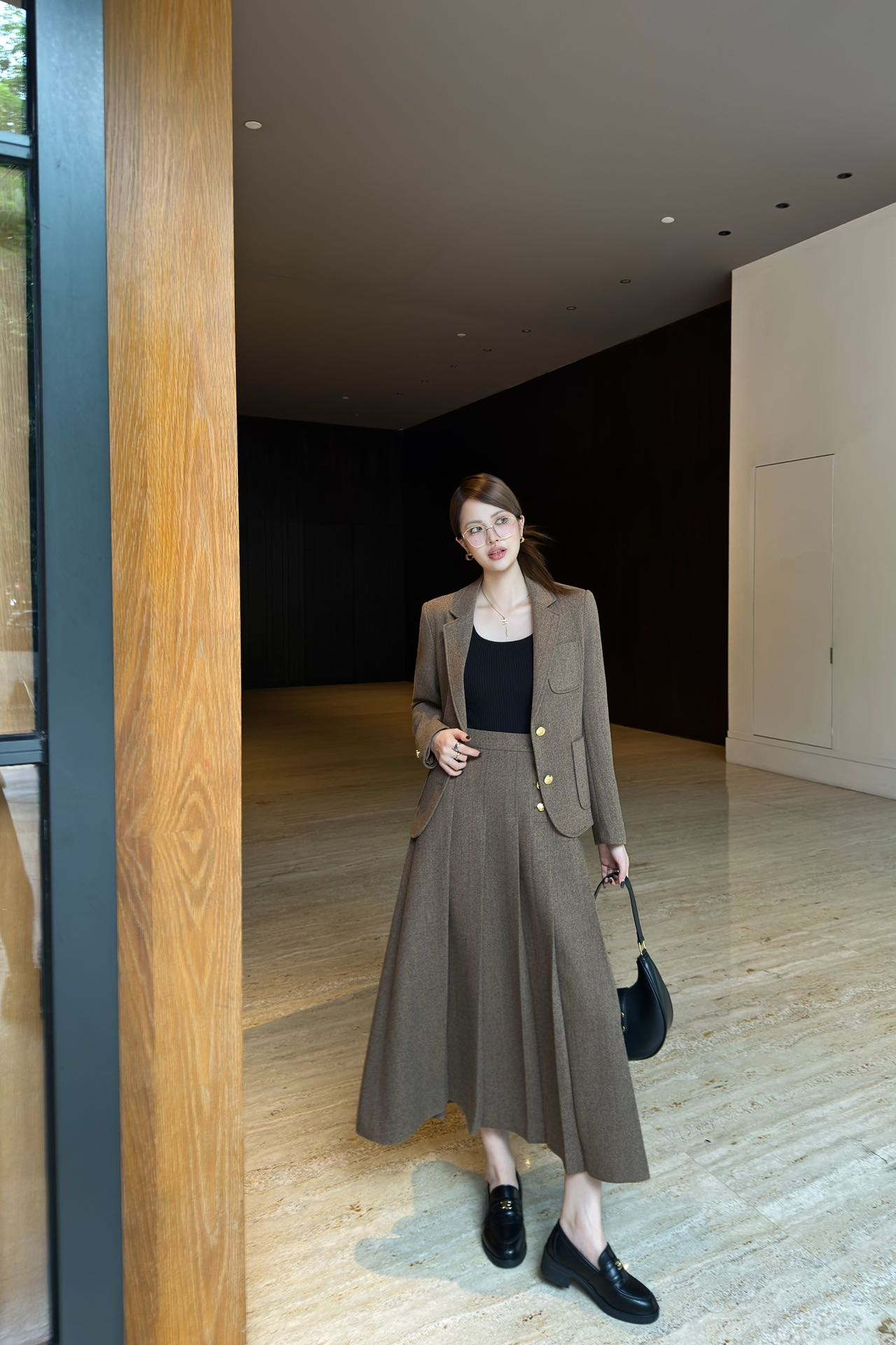 NO:484374,Celin* 25Fw autumn and winter new style wool suit + long skirt suit | Exclusive high-end production!  This brown suit is elegant and capable. The suit is crisp, with exquisite buttons and pocket designs, and the details show texture; it is matched with a wide-leg long skirt in the same color, which is full of drape and swaying when walking. The overall style is suitable for workplace and casual occasions, and it can easily create an intellectual and fashionable look. S/M/L on sale in stock, celine, skirts, business suit, alexander wang19860909Celin* 25Fw秋冬新款 羊毛呢西装+长半裙套装丨独家高版出品！这套棕色西装套装,尽显优雅干练.西装版型挺括,精致纽扣与口袋设计,细节处彰显质感；搭配同色系阔腿长裙,垂坠感十足,走动间摇曳生姿.整体风格适配职场与休闲场合,轻松打造出知性又时髦的造型.现货发售S/M/L,,celine,skirts,business suit,alexander wang,Women's clothing