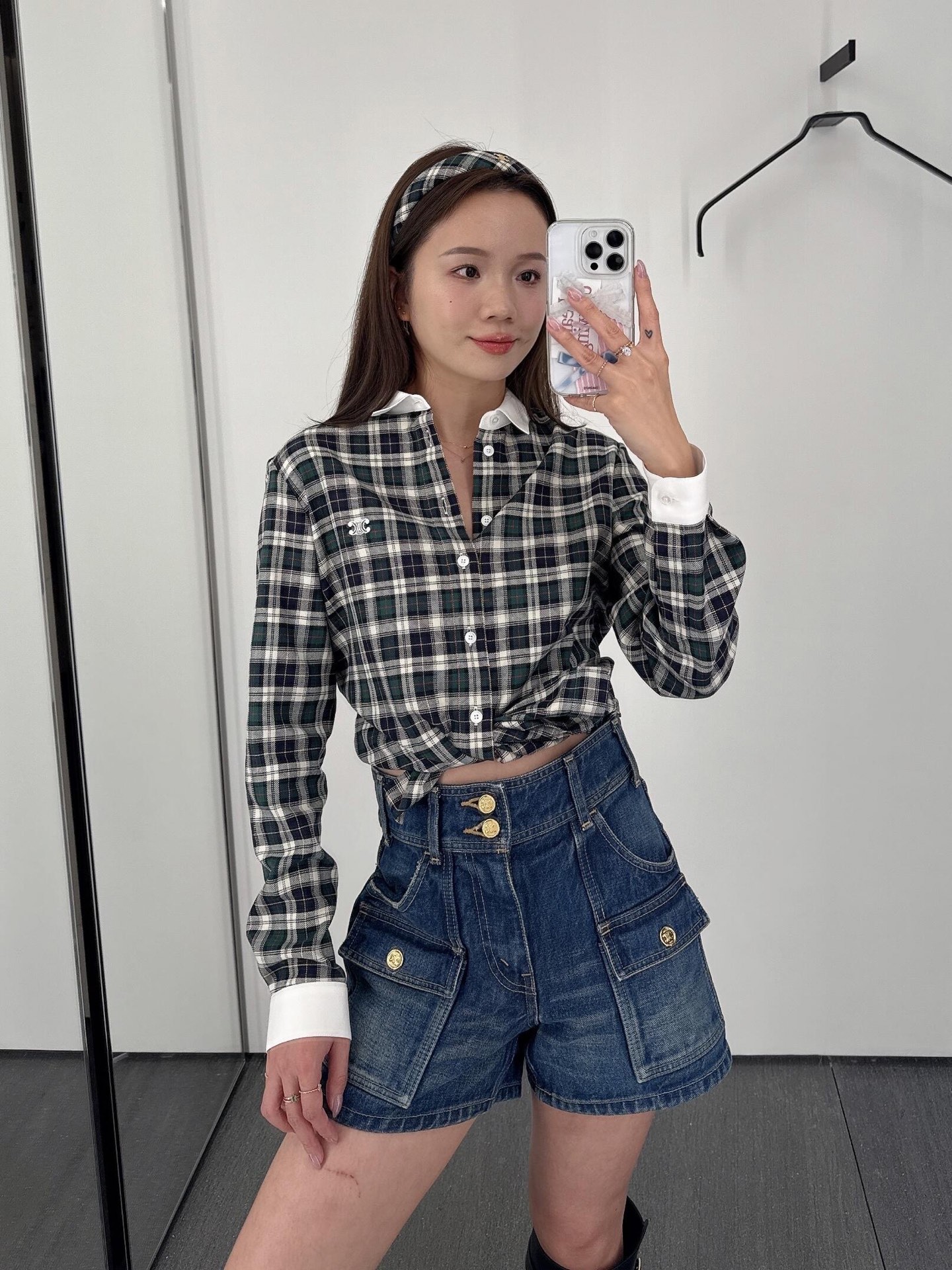 NO:484414,Celin* 25Fw early autumn new style Arc de Triomphe embroidered plaid lapel long-sleeved shirt | Exclusive yb development!  High-end production!  Imported fixed-textured plaid pure cotton fabric, comfortable and easy to wear, crisp and stylish, with contrasting color Arc de Triomphe logo on the chest, contrasting color collar, forming a visual collision, adding a sense of casual and fashionable, and the visual effect is richer. Green-style temperament heroine shows high-end trend positioning, fashionable and fashionable. S/M/L on sale in stock, celine,shirts,alexander wang19860909Celin* 25Fw早秋新款 凯旋门刺绣格纹翻领长袖衬衫丨独家yb开发！高版出品！进口定织色织格纹纯棉面料 舒适好穿 挺括有型 胸前采用撞色凯旋门logo 撞色衣领 形成视觉碰撞 增添休闲时尚感 视觉效果更显丰富 绿色系气质大女主 彰显高端潮流定位 时髦洋气 现货发售S/M/L,,celine,shirts,alexander wang,Women's clothing