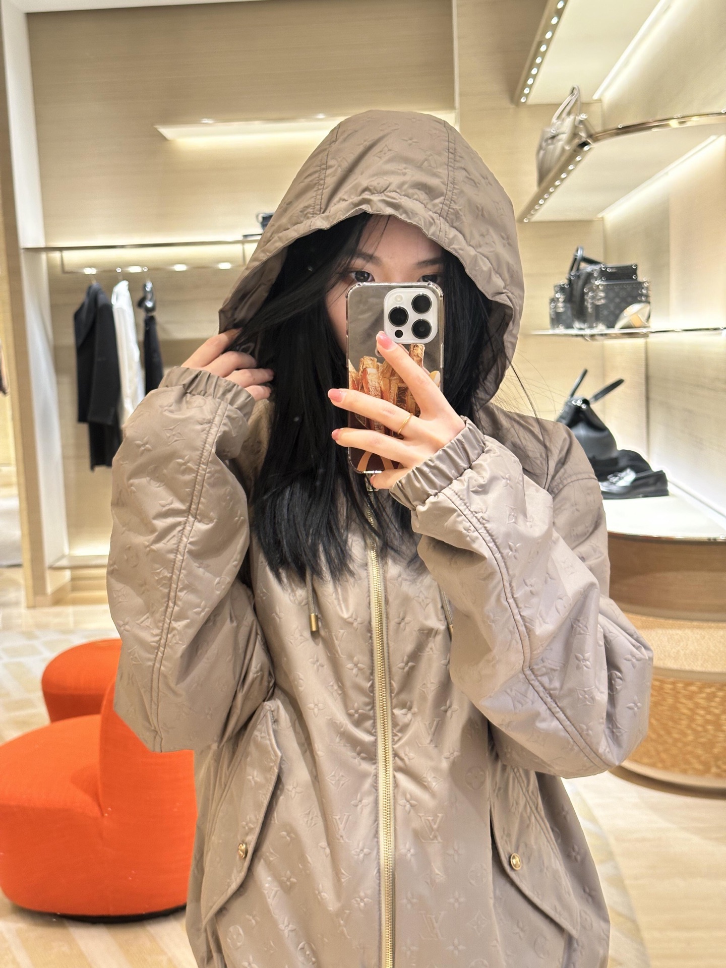 NO:484400,Louis Vuitt*n 25Fw early autumn new logo embossed hooded cotton jacket jacket | Exclusive high-end production!  The same hooded design adds a casual feel, exquisite embossed details show the texture, and the zipper opening and closing is easy to put on and off. The loose style is friendly to the body, with simple tops on the inner side, skirts or trousers on the lower side, and easy to create a casual and fashionable daily style. S/M/L is available in stock, louis vuitton, skirts, jackets & coats, jackets & coats, hats, alexander wang19860909Louis Vuitt*n 25Fw早秋新款 logo压花连帽棉服夹克外套丨独家高版出品！男女同款 连帽设计增添休闲感,精致压纹细节尽显质感,拉链开合方便穿脱.宽松版型对身形友好,内搭简约上衣,下搭裙装或裤装都很合适,轻松打造出随性又时髦的日常造型.现货发售S/M/L,,louis vuitton,skirts,jackets & coats,jackets & coats,hats,alexander wang,Women's clothing