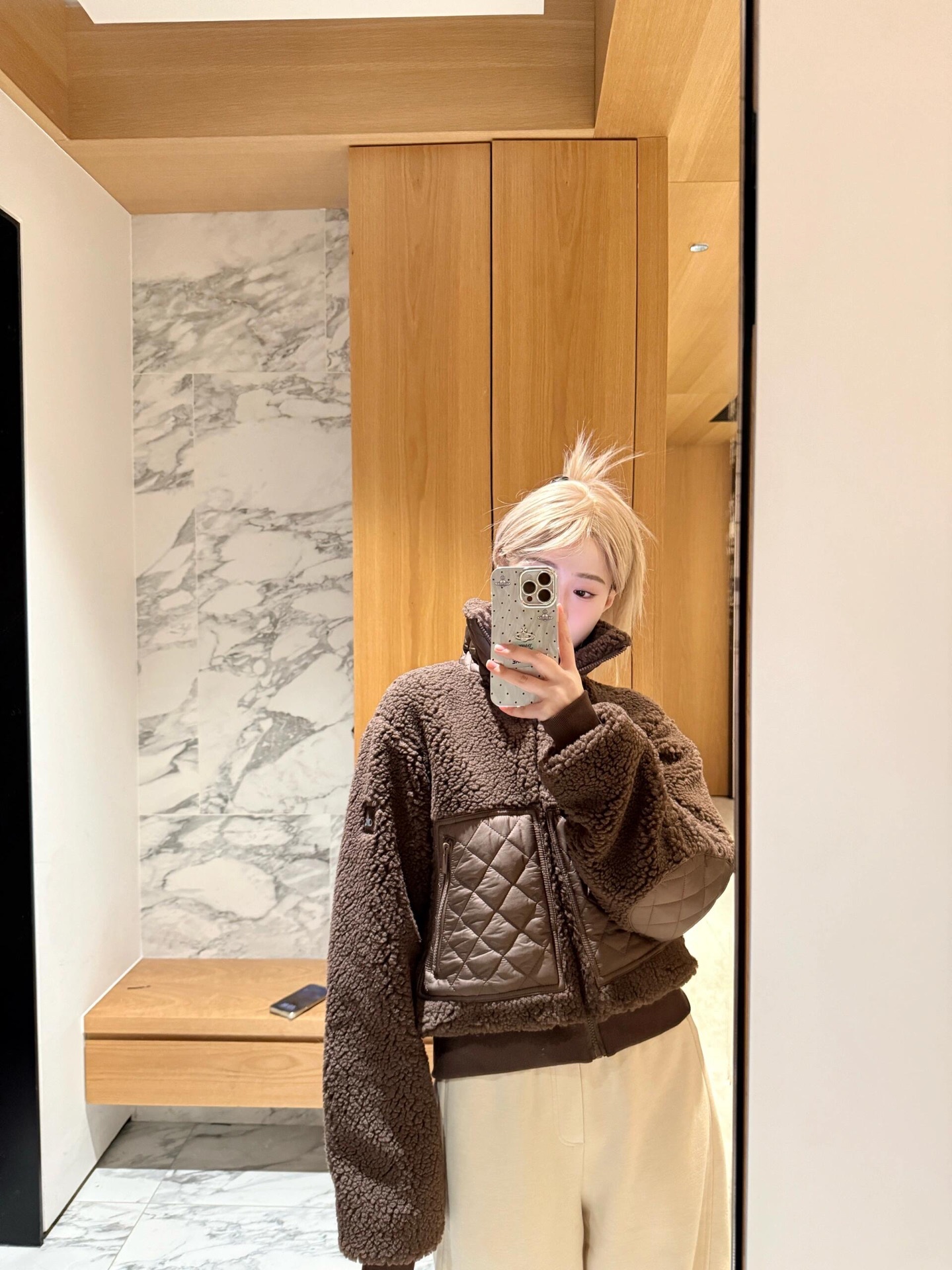 NO:484382,Alo Yoga 25Fw early autumn new style, granular fleece Teddy lamb fur spliced ​​jacket丨Exclusive high-end production!  The favorite of winter fashion essence and cost-effective choice. Select environmentally friendly lamb wool material. The temperature storage and fashion are coexisting with large grainy lamb wool. The tactile comb is suitable. The warmth is strong. The texture is very soft, smooth and elastic. It is not easy to lose hair when worn. The visual experience and cold resistance are both high. It can maintain a light posture. A short silhouette with a warm and shiny three-dimensional tailoring can also be easily controlled by a small dress. The long and elegant style is simple and atmospheric. The slack and unrestrained make the image look modern and distinct, and the aura is directly full. Super recommended!  S/M/L, Jackets & coats,alexander wang19860909Alo Yoga 25Fw早秋新款 颗粒绒泰迪羊羔毛拼接外套丨独家高版出品！冬日时髦精的宠儿 及具性价比之选 甄选环保羊羔毛材质 蓄温性与时髦度并存大颗粒感羊羔毛触感梳适 保暖性莄强质地忒别柔软、顺滑且富有弹性穿着不易掉毛 视觉体验和御寒性能都狠高同时还能保持轻盈的姿态 兼具温润光泽立体剪裁的短款廓形小个子也能轻松驾驭的衣长版型简约大气 松弛不拘谨让形象莄加摩登鲜明 气场直接拉满 超级推荐！现货发售S/M/L,,jackets & coats,alexander wang,Women's clothing