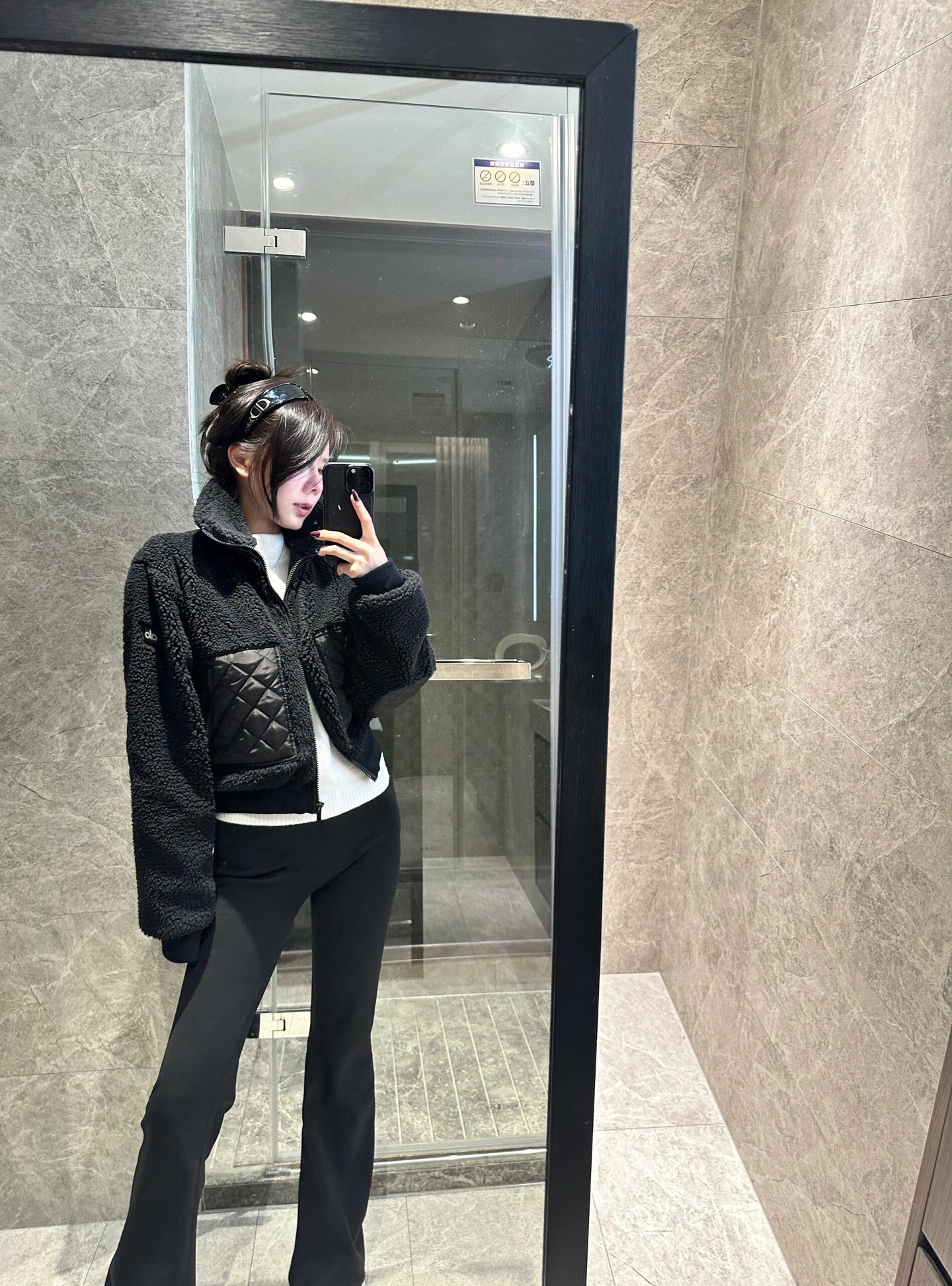 NO:484392,Alo Yoga 25Fw early autumn new style, granular fleece Teddy lamb fur spliced ​​jacket丨Exclusive high-end production!  The favorite of winter fashion essence and cost-effective choice. Select environmentally friendly lamb wool material. The temperature storage and fashion are coexisting with large grainy lamb wool. The tactile comb is suitable. The warmth is strong. The texture is very soft, smooth and elastic. It is not easy to lose hair when worn. The visual experience and cold resistance are both high. It can maintain a light posture. A short silhouette with a warm and shiny three-dimensional tailoring can also be easily controlled by a small dress. The long and elegant style is simple and atmospheric. The slack and unrestrained make the image modern and distinctive. The aura is directly full. Super recommended!  S/M/L, Jackets & coats,alexander wang19860909Alo Yoga 25Fw早秋新款 颗粒绒泰迪羊羔毛拼接外套丨独家高版出品！冬日时髦精的宠儿 及具性价比之选 甄选环保羊羔毛材质 蓄温性与时髦度并存大颗粒感羊羔毛触感梳适 保暖性莄强质地忒别柔软、顺滑且富有弹性穿着不易掉毛 视觉体验和御寒性能都狠高同时还能保持轻盈的姿态 兼具温润光泽立体剪裁的短款廓形小个子也能轻松驾驭的衣长版型简约大气 松弛不拘谨让形象莄加摩登鲜明 气场直接拉满 超级推荐！现货发售S/M/L,,jackets & coats,alexander wang,Women's clothing