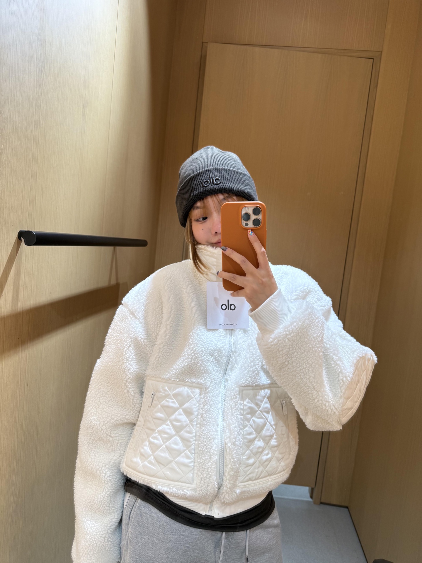 NO:484425,Alo Yoga 25Fw early autumn new style, granular fleece Teddy lamb fur spliced ​​jacket丨Exclusive high-end production!  The favorite of winter fashion essence and cost-effective choice. Select environmentally friendly lamb wool material. The temperature storage and fashion are coexisting with large grainy lamb wool. The tactile comb is suitable. The warmth is strong. The texture is very soft, smooth and elastic. It is not easy to lose hair when worn. The visual experience and cold resistance are both high. It can maintain a light posture. A short silhouette with a warm and shiny three-dimensional tailoring can also be easily controlled by a small dress. The long and elegant style is simple and atmospheric. The slack and unrestrained make the image modern and distinctive. The aura is directly full. Super recommended!  S/M/L, Jackets & coats,alexander wang19860909Alo Yoga 25Fw早秋新款 颗粒绒泰迪羊羔毛拼接外套丨独家高版出品！冬日时髦精的宠儿 及具性价比之选 甄选环保羊羔毛材质 蓄温性与时髦度并存大颗粒感羊羔毛触感梳适 保暖性莄强质地忒别柔软、顺滑且富有弹性穿着不易掉毛 视觉体验和御寒性能都狠高同时还能保持轻盈的姿态 兼具温润光泽立体剪裁的短款廓形小个子也能轻松驾驭的衣长版型简约大气 松弛不拘谨让形象莄加摩登鲜明 气场直接拉满 超级推荐！现货发售S/M/L,,jackets & coats,alexander wang,Women's clothing