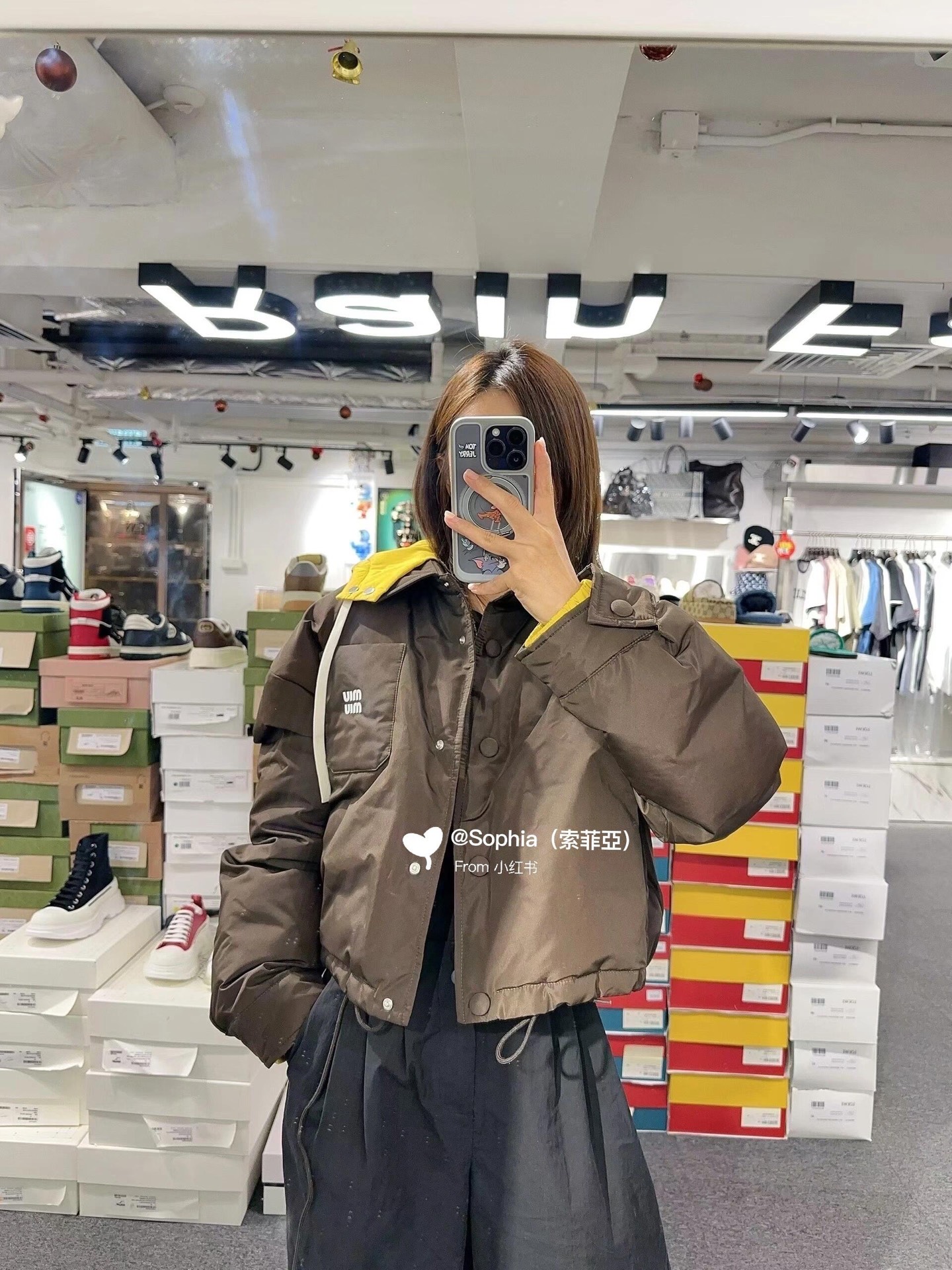 NO:484458,Miu Mi* 25Fw autumn and winter new style, removable hooded lapel down jacket jacket | Exclusive yb development!  High-end production!  The main color of dark brown is retro and high-end, the bright yellow hooded part instantly illuminates the whole, and the contrasting colors are super vibrant. The white drawstring adds casualness, and the exquisite brand logo on the chest shows the light and luxurious texture. The short style is neat and proportional, 90 goose velvet fills full and fluffy, matched with the protective process of the gland cloth, keep warm and warm without drilling velvet; choose it correctly to resist cold and concave shape in autumn and winter~ S/M/L, miumiu, jackets & coats, down jacket, hats, alexander wang19860909Miu Mi* 25Fw秋冬新款 可拆卸连帽翻领羽绒服外套丨独家yb开发！高版出品！深棕主色调复古又高级,亮黄色连帽部分瞬间点亮整体,撞色超有活力.白色抽绳增添随性感,胸前精致的品牌标识尽显轻奢质感.短款版型利落又显比例,90鹅绒填充饱满蓬松,搭配胆布防护工艺,保暖锁温不钻绒；秋冬抵御寒冷与凹造型选它准没错～现货发售S/M/L,,miumiu,jackets & coats,down jacket,hats,alexander wang,Women's clothing