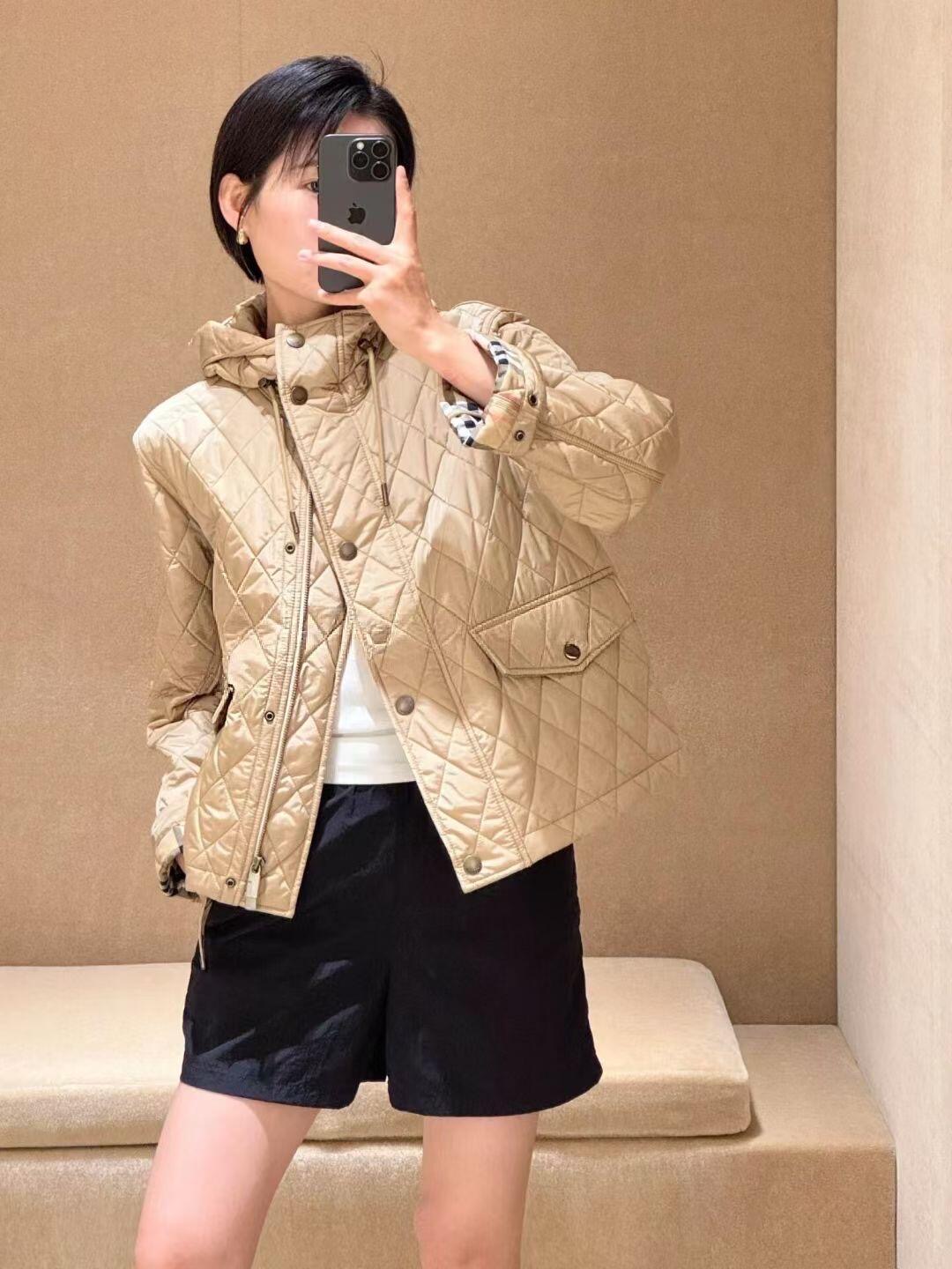 NO:499247,Burber* 25FW early autumn new style diamond quilted hooded cotton jacket | Exclusive yb development!  High-end production!  Detailed design of corduroy element flip pocket, small and short classic style interprets the autumn and winter stacking style to keep warm!  Age-reducing girls are versatile and handsome!  Lightweight and warm fabric, the quality of the imported machine gap depends on the details. S/M/L is available in stock, burberry, jackets & coats, hats, alexander wang19860909Burber* 25FW早秋新款 菱形绗缝连帽棉服外套丨独家yb开发！高版出品！灯芯绒元素翻盖口袋细节设计,小短款经典版型演绎秋冬叠搭造型保暖神器！减龄少女百搭又帅气！轻盈保暖面料,进口机缝隙做工品质看细节.现货发售S/M/L,,burberry,jackets & coats,hats,alexander wang,Women's clothing