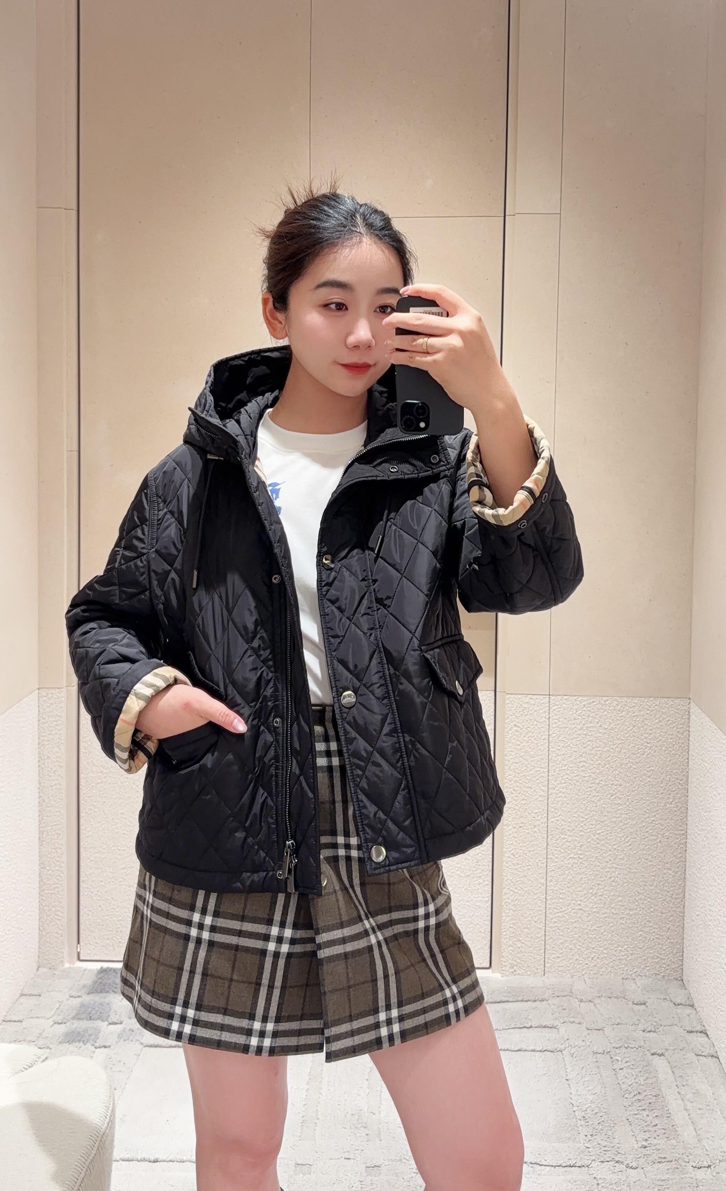 NO:485412,Burber* 25FW early autumn new style diamond quilted hooded cotton jacket | Exclusive yb development!  High-end production!  Detailed design of corduroy element flip pocket, small and short classic style interprets the autumn and winter stacking style to keep warm!  Age-reducing girls are versatile and handsome!  Lightweight and warm fabric, the quality of the imported machine gap depends on the details. S/M/L is available in stock, burberry, jackets & coats, hats, alexander wang19860909Burber* 25FW早秋新款 菱形绗缝连帽棉服外套丨独家yb开发！高版出品！灯芯绒元素翻盖口袋细节设计,小短款经典版型演绎秋冬叠搭造型保暖神器！减龄少女百搭又帅气！轻盈保暖面料,进口机缝隙做工品质看细节.现货发售S/M/L,,burberry,jackets & coats,hats,alexander wang,Women's clothing