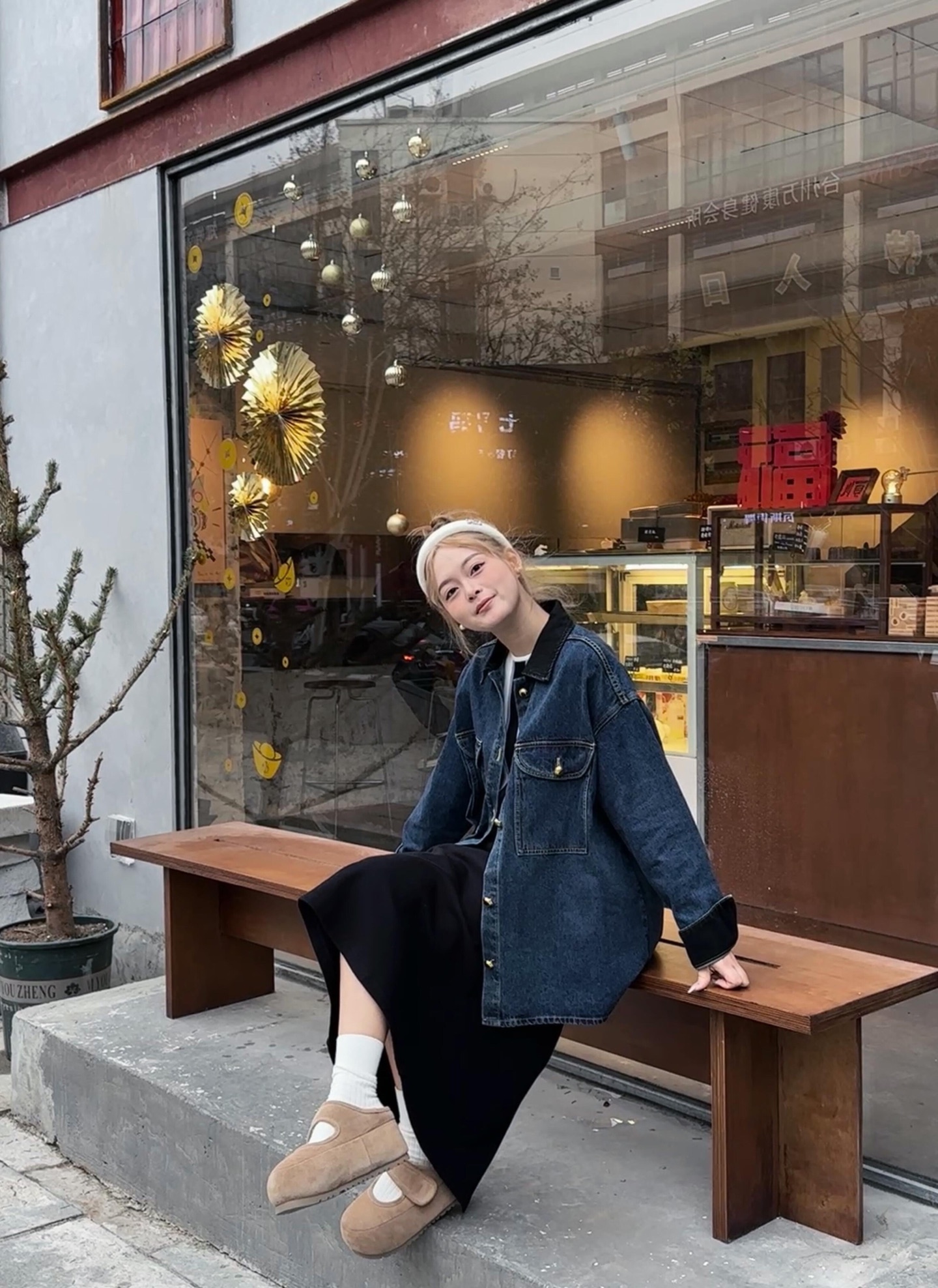 NO:485422,Icedus* 25FW early autumn new style, silhouette gold buckle loose casual denim jacket丨Exclusive yb development!  High-end production!  The slack wash-water cotton denim has clear texture and texture. The more you go, the feel silhouette is cut oversize, the shoulder line is slightly expanded, and the neat sense of the hem balances the looseness. The golden buttons on the placket and pocket are the finishing touch. The texture of the bronze gold is full and the collides with denim blue to create a spark of 'combination of old and new'. The splicing of black lapels, rolled sleeves and denim blue instantly makes the basic model special!  Breaking the monotony of the denim jacket, there is a bit of cool and cool layering to balance slack and exquisiteness!  S/M/L, versace, jackets & coats, alexander wang19860909Icedus* 25FW早秋新款 廓形金扣宽松休闲牛仔外套丨独家yb开发！高版出品！松弛感洗水棉质牛仔布,纹理清晰有质感,越穿越有feel廓形剪裁oversize,肩线微微外扩,下摆的利落感平衡了松垮度 门襟和口袋的金色纽扣是点睛之笔,古铜金质感拉满和牛仔蓝碰撞出“新旧融合”的火花.黑色翻领、翻卷袖和牛仔蓝的拼接,瞬间让基础款变特别！打破牛仔外套的单调感,多了几分酷飒的层次拿捏松弛与精致的平衡！现货发售S/M/L,,versace,jackets & coats,alexander wang,Women's clothing