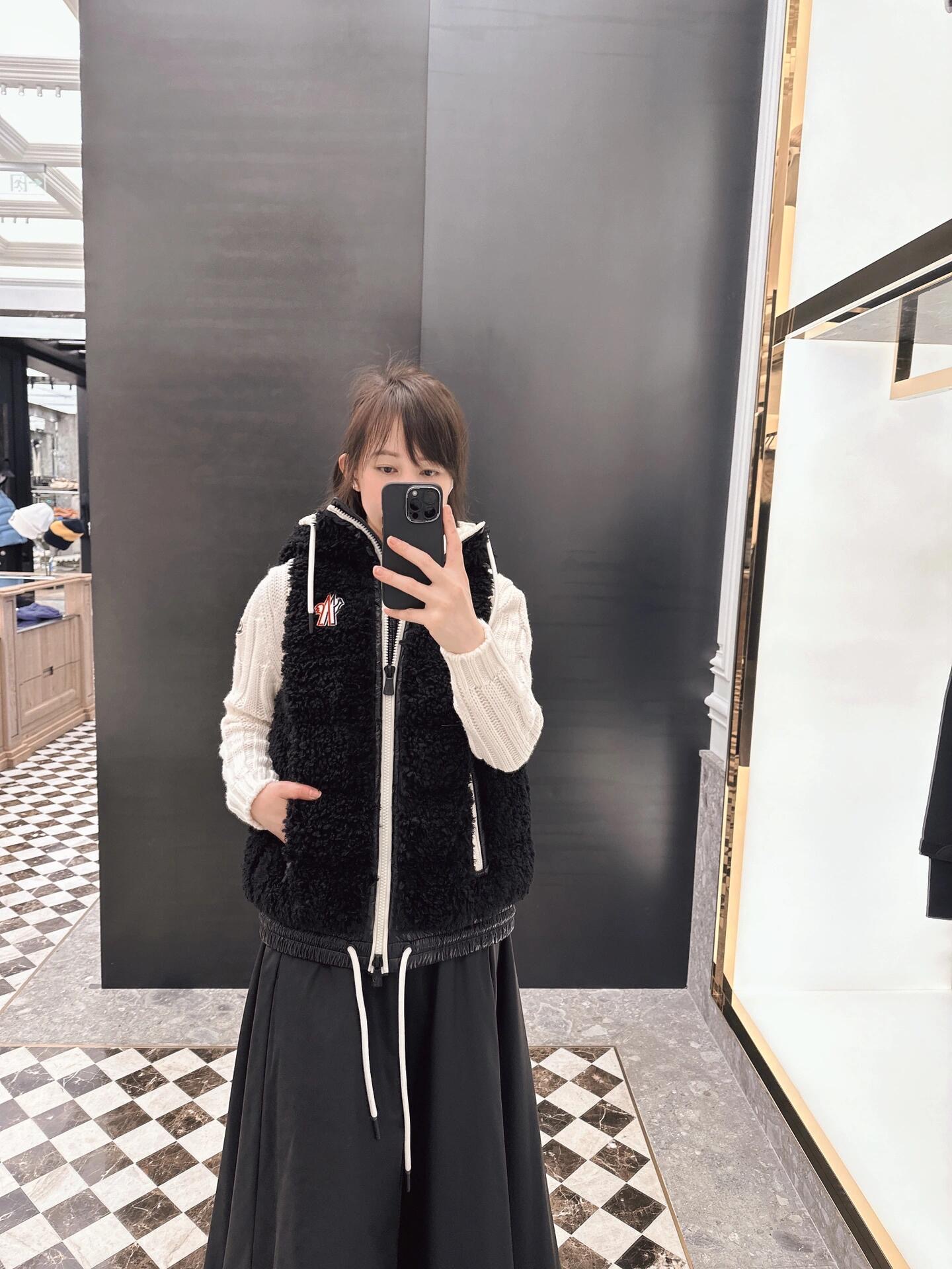 NO:485442,Moncle* 25FW early autumn new style ski series imitation lamb-feather down vest丨Exclusive yb development!  High-end production!  Customized environmentally friendly Teddy fur fabric is soft, glutinous and delicate, and elegant double zipper drawstring hem design!  Age-reducing girlish style outfit, national standard down stuffed with light and warm fabric, classic style interpretation of autumn and winter stacking style warm artifact versatile and handsome!  Workmanship quality depends on the details. On-site sale 1/2/3, down jacket, alexander wang19860909Moncle* 25FW早秋新款 滑雪系列仿羊羔毛羽绒马甲丨独家yb开发！高版出品！定制环保泰迪绒毛毛面料软糯细腻,气质双拉链抽绳下摆设计！减龄少女风穿搭,国标羽绒填充轻盈保暖面料,经典版型演绎秋冬叠搭造型保暖神器百搭又帅气！做工品质看细节.现货发售1/2/3,,down jacket,alexander wang,Women's clothing