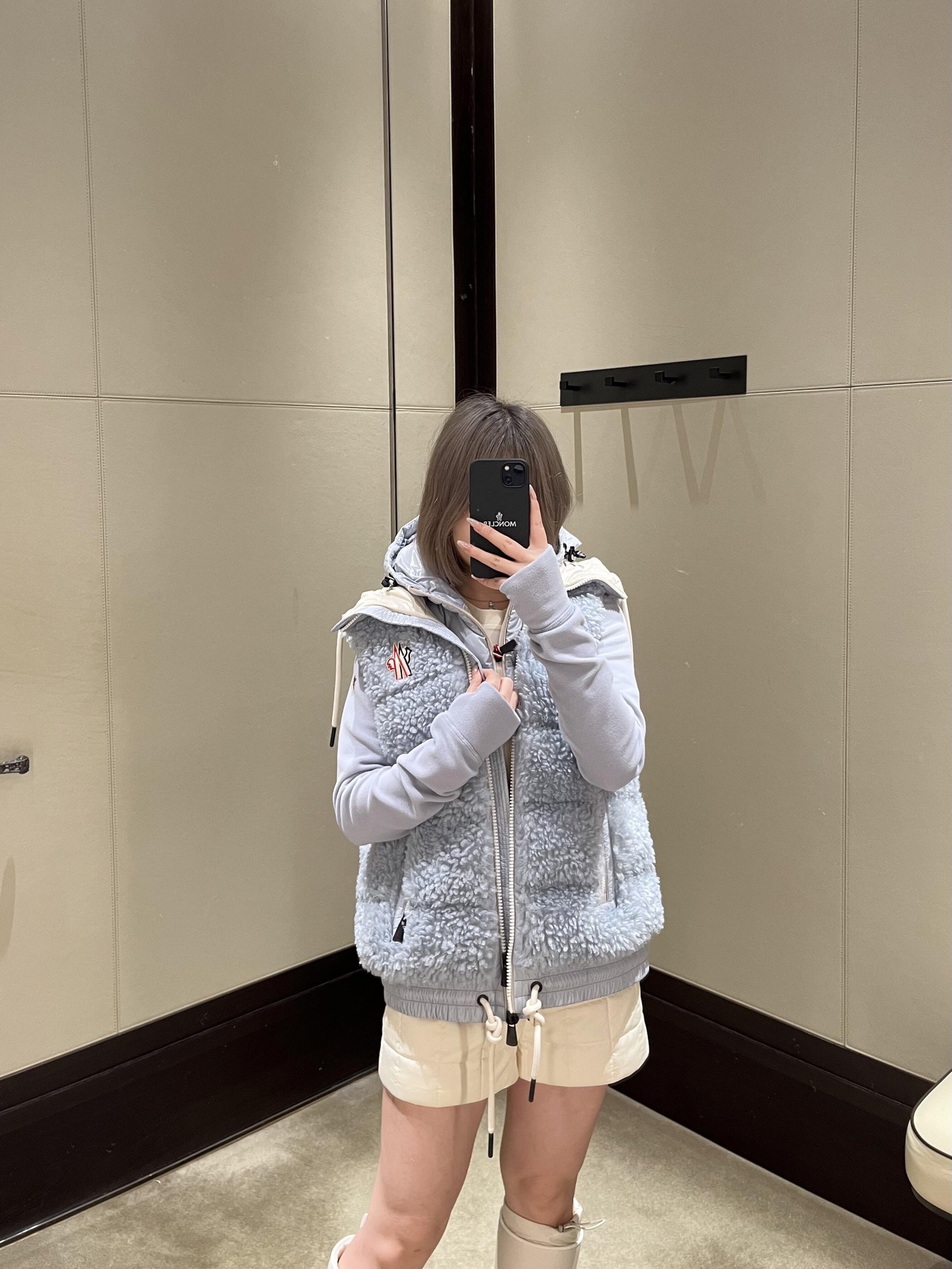 NO:485450,Moncle* 25FW early autumn new style ski series imitation lamb-feather down vest丨Exclusive yb development!  High-end production!  Customized environmentally friendly Teddy fur fabric is soft, glutinous and delicate, and elegant double zipper drawstring hem design!  Age-reducing girlish style outfit, national standard down stuffed with light and warm fabric, classic style interpretation of autumn and winter stacking style warm artifact versatile and handsome!  Workmanship quality depends on the details. On-site sale 1/2/3, down jacket, alexander wang19860909Moncle* 25FW早秋新款 滑雪系列仿羊羔毛羽绒马甲丨独家yb开发！高版出品！定制环保泰迪绒毛毛面料软糯细腻,气质双拉链抽绳下摆设计！减龄少女风穿搭,国标羽绒填充轻盈保暖面料,经典版型演绎秋冬叠搭造型保暖神器百搭又帅气！做工品质看细节.现货发售1/2/3,,down jacket,alexander wang,Women's clothing