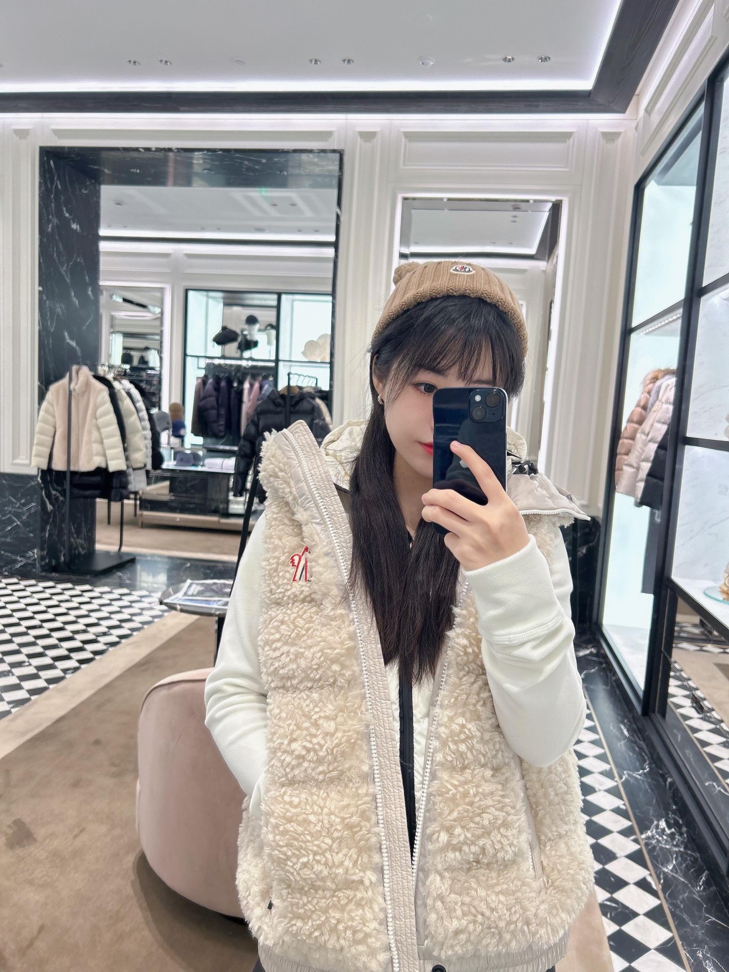 NO:485460,Moncle* 25FW early autumn new style ski series imitation lamb-feather down vest丨Exclusive yb development!  High-end production!  Customized environmentally friendly Teddy fur fabric is soft, glutinous and delicate, and elegant double zipper drawstring hem design!  Age-reducing girlish style outfit, national standard down stuffed with light and warm fabric, classic style interpretation of autumn and winter stacking style warm artifact versatile and handsome!  Workmanship quality depends on the details. On-site sale 1/2/3, down jacket, alexander wang19860909Moncle* 25FW早秋新款 滑雪系列仿羊羔毛羽绒马甲丨独家yb开发！高版出品！定制环保泰迪绒毛毛面料软糯细腻,气质双拉链抽绳下摆设计！减龄少女风穿搭,国标羽绒填充轻盈保暖面料,经典版型演绎秋冬叠搭造型保暖神器百搭又帅气！做工品质看细节.现货发售1/2/3,,down jacket,alexander wang,Women's clothing