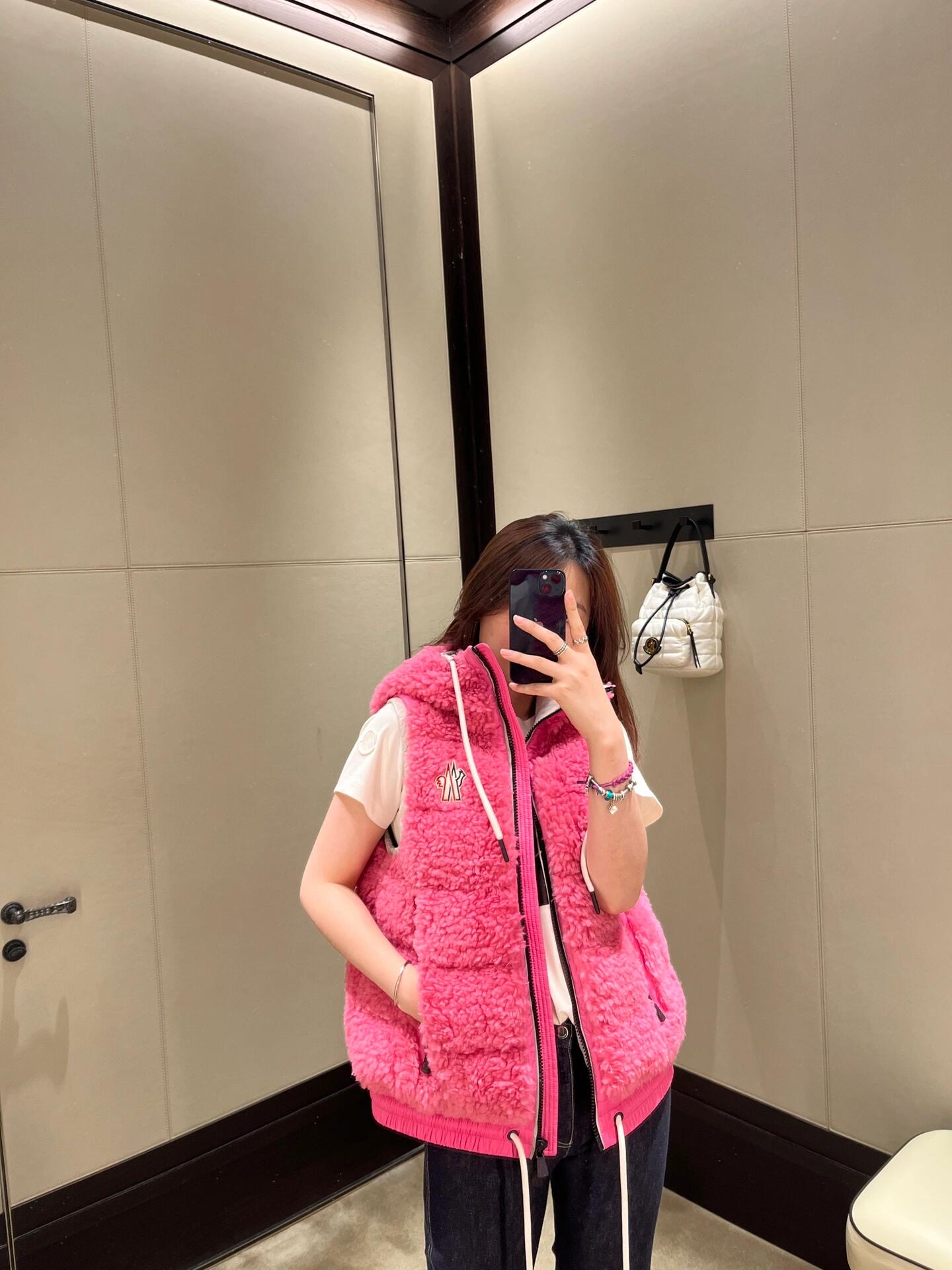 NO:485433,Moncle* 25FW early autumn new style ski series imitation lamb-feather down vest丨Exclusive yb development!  High-end production!  Customized environmentally friendly Teddy fur fabric is soft, glutinous and delicate, and elegant double zipper drawstring hem design!  Age-reducing girlish style outfit, national standard down stuffed with light and warm fabric, classic style interpretation of autumn and winter stacking style warm artifact versatile and handsome!  Workmanship quality depends on the details. On-site sale 1/2/3, down jacket, alexander wang19860909Moncle* 25FW早秋新款 滑雪系列仿羊羔毛羽绒马甲丨独家yb开发！高版出品！定制环保泰迪绒毛毛面料软糯细腻,气质双拉链抽绳下摆设计！减龄少女风穿搭,国标羽绒填充轻盈保暖面料,经典版型演绎秋冬叠搭造型保暖神器百搭又帅气！做工品质看细节.现货发售1/2/3,,down jacket,alexander wang,Women's clothing