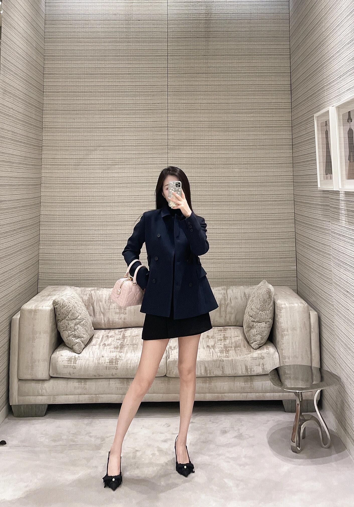 NO:486734,Dio* 25FW early autumn new style, double-breasted blazer丨Exclusive high-end product!  Classic khaki color, double-breasted design, adding a retro elegance. The lapel style is neat and elegant, and the body is well cut, which well embellishes the figure. It is matched with a simple white bottom, and the overall shape is simple and fashionable. Whether it is daily going out or working commuting, it can be easily controlled, showing its ability and elegant temperament. S/M/L, dior, jackets & coats, business suit, alexander wang19860909Dio* 25FW早秋新款 双排扣西装外套丨独家高版出品！经典卡其色,采用双排扣设计,增添复古优雅感.翻领款式利落大方,衣身剪裁得体,很好地修饰身形.搭配简约白色下装,整体造型简约又不失时尚感,无论是日常出街还是职场通勤,都能轻松驾驭,尽显干练与优雅气质.现货发售S/M/L,,dior,jackets & coats,business suit,alexander wang,Women's clothing