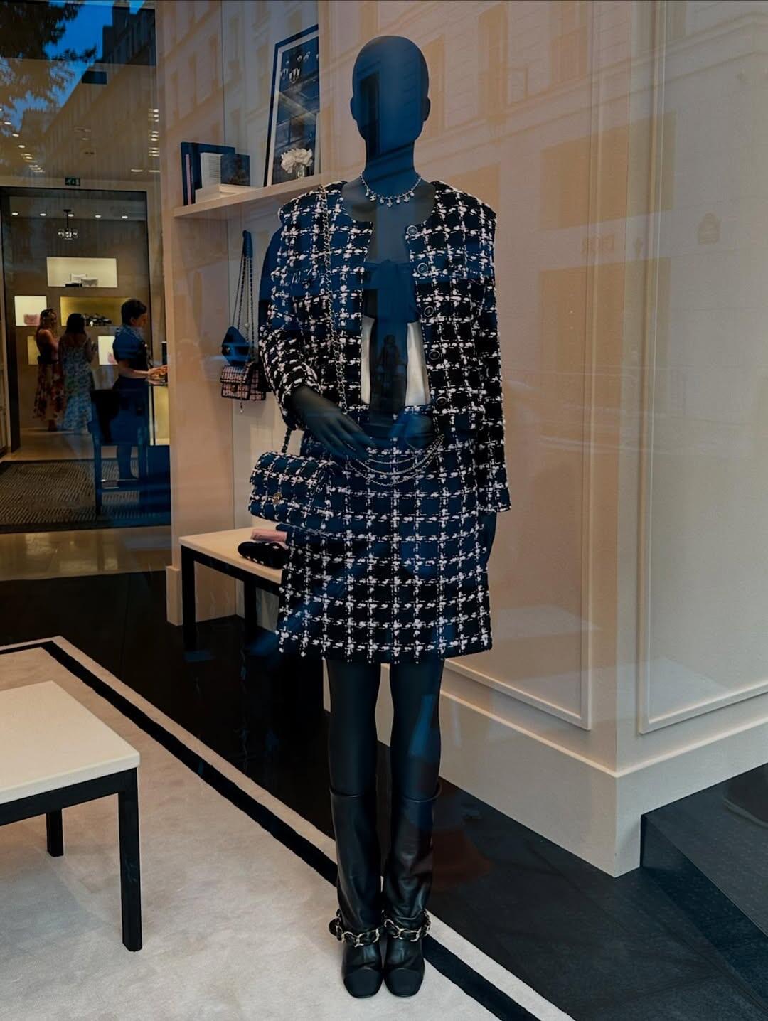 NO:486710,Jacket Skirt Chane* 25B High-end Handicraftshop Series New Style Plaid Coat Nick Jacket + Skirt Set | Exclusive YB Development!  High-end production!  The thick striped wool fabric creates a model of celebrity style. The style of celebrity suit. The front closure of the jacket is single-row printed round button and exquisite pink and black woven texture. Luxurious and elegant. The fur fur fur fur fur edge decoration at the waist and pocket edges are elegant and charming. Rich design layering. Paired with the same series of micro-A straight skirts, the first choice for fashionable and exquisite outfits!  S/M/L, Chanel, skirts, jackets & coats, alexander wang19860909外套 半裙 Chane* 25B高级手工坊系列新款 格纹粗花尼外套+半裙套装丨独家yb开发！高版出品！粗花条纹毛呢面料打造名媛风典范 名媛套装版型 外套前襟单排印刻圆扣精致粉黑色系编织纹理 奢华不失雅致 腰间和口袋边缘毛絮流苏边装饰 优雅迷人 丰富设计层次感 搭配同系列微A直筒半裙 时髦精穿搭首选！现货发售S/M/L,,chanel,skirts,jackets & coats,alexander wang,Women's clothing