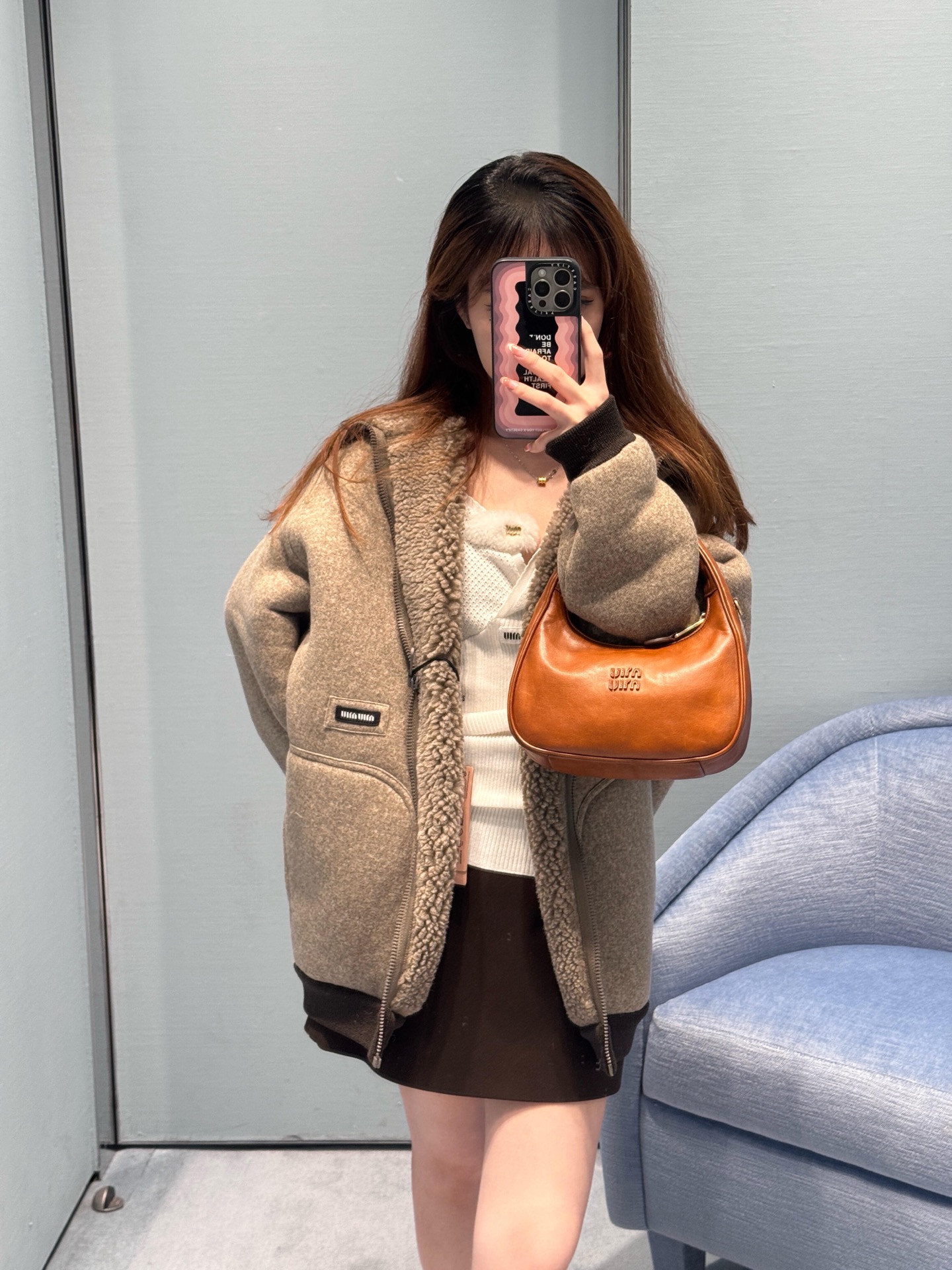 NO:486749,Miumi* 25Fw early autumn new style soft silhouette lamb fur coat | Exclusive yb development!  High-end production!  Warm colors, with gentle filters, fluffy inside, warm and healing~ Paired with pink clothes and plaid skirts, the sweet and cool feeling is directly filled with, the autumn and winter atmosphere is here, whoever wears it looks good, it is a sure eye-catching weapon to go out and sell in stock S/M/L, miumiu, skirts, jackets & coats, alexander wang19860909Miumi* 25Fw早秋新款 软乎乎廓形羊羔毛外套丨独家yb开发！高版出品！暖呼呼的颜色,自带温柔滤镜,内里毛绒绒的,保暖又治愈～搭配粉衣和格纹裙,甜酷感直接拉满,秋冬氛围感这不就有了,谁穿谁好看,妥妥的出街吸睛利器现货发售S/M/L,,miumiu,skirts,jackets & coats,alexander wang,Women's clothing