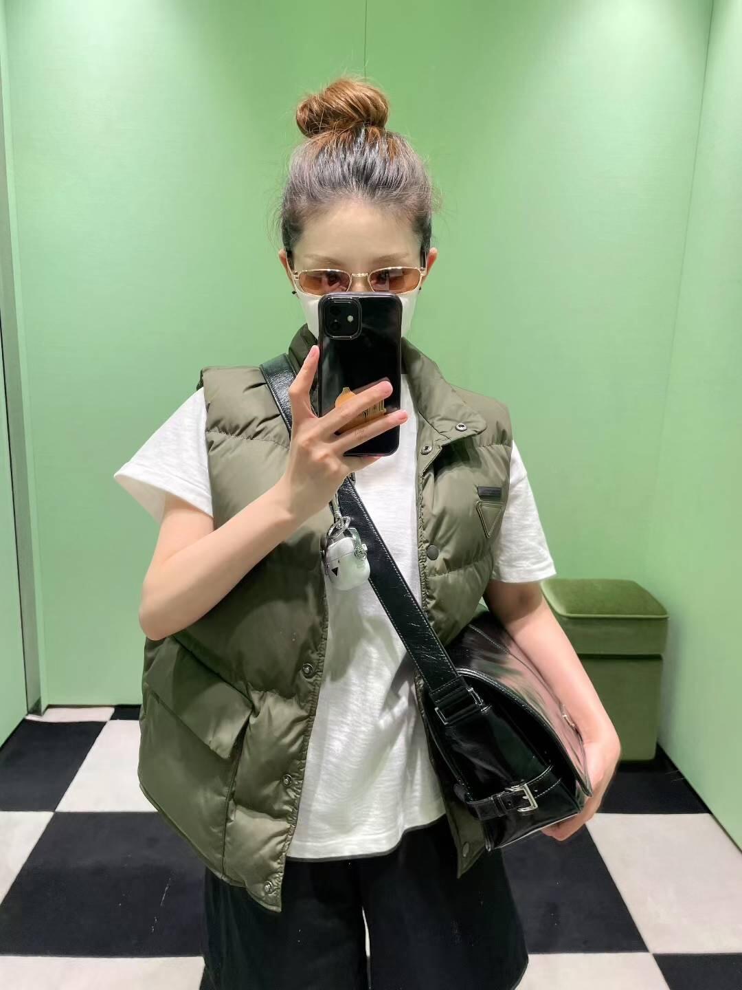 NO:486768,Prad* 25Fw early autumn new style military green vest down jacket丨Exclusive yb development!  High-end production!  This down jacket and vest is so amazing~ classic military green, with a retro tone, fluffy and light, warm and not bloated. It is casual and stylish, and then puts on a textured bag, with full details, it is very suitable for daily outing or layering. I love this relaxed outfit in stock. S/M/L, prada, down jacket, alexander wang19860909Prad* 25Fw早秋新款 军绿色马甲羽绒服丨独家yb开发！高版出品！这件羽绒服马甲太绝啦～经典军绿色,自带复古腔调,蓬松又轻盈,保暖还不显臃肿.随性又有范儿,再挎上质感包包,细节拉满,日常出街或者叠穿都超合适,一整个爱住这种松弛感穿搭现货发售S/M/L,,prada,down jacket,alexander wang,Women's clothing