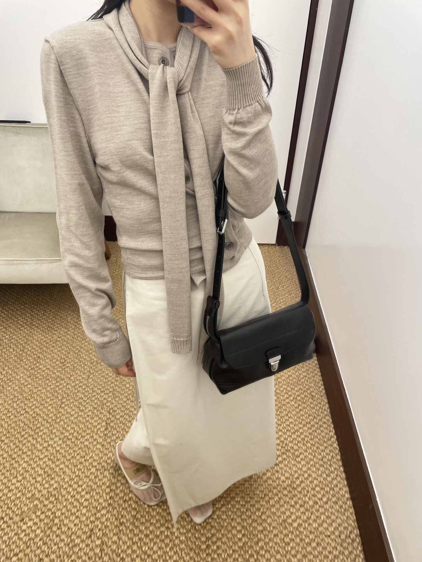 NO:486819,Lem*ire 25Fw early autumn new style wool blend scarf collar knitted cardigan丨Exclusive yb development!  High-end production!  So good at designing~ Soft light tones, with high-end filters, unique design of scarf collar, casual and very stylish, mercerized wool blended material is skin-friendly and warm. Paired with white bottoms, it is simple and exquisite, and the early autumn atmosphere is directly full, so you can easily wear a lazy and high-end French style on sale S/M/L, alexander wang19860909Lem*ire 25Fw早秋新款 羊毛混纺围巾领针织开衫丨独家yb开发！高版出品！太会玩设计啦～柔和的浅色调,自带高级感滤镜,围巾领的独特设计,随性一系就很有腔调,丝光羊毛混纺材质亲肤又保暖.搭配白色下装,简约又不失精致,早秋氛围感直接拉满,轻松穿出慵懒高级的法式风情现货发售S/M/L,,alexander wang,Women's clothing