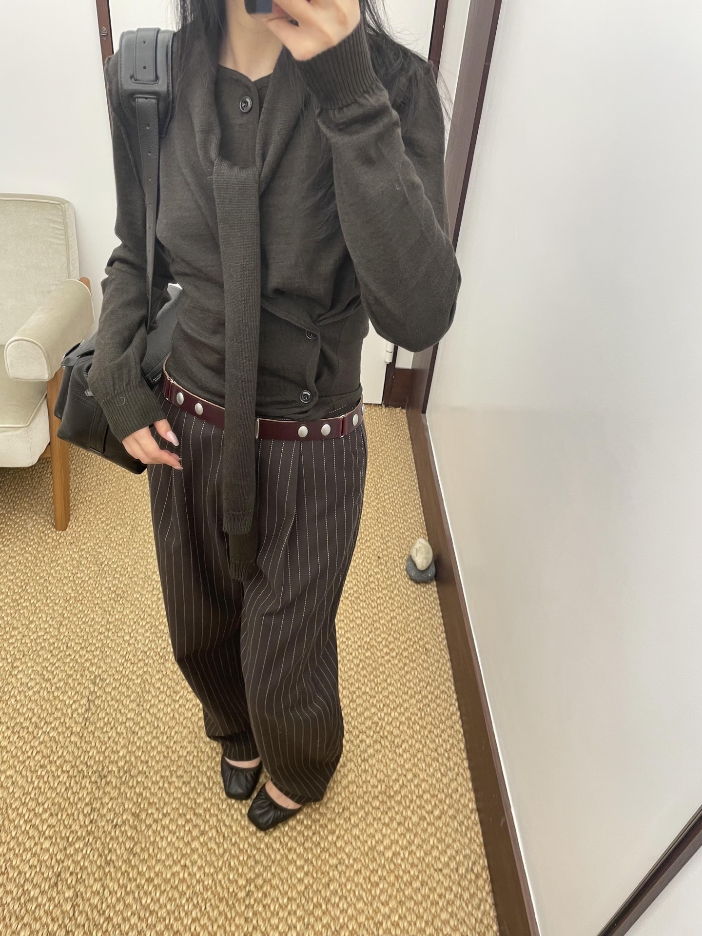 NO:486828,Lem*ire 25Fw early autumn new style wool blend scarf collar knitted cardigan丨Exclusive yb development!  High-end production!  So good at designing~ Soft light tones, with high-end filters, unique design of scarf collar, casual and very stylish, mercerized wool blended material is skin-friendly and warm. Paired with white bottoms, it is simple and exquisite, and the early autumn atmosphere is directly full, so you can easily wear a lazy and high-end French style on sale S/M/L, alexander wang19860909Lem*ire 25Fw早秋新款 羊毛混纺围巾领针织开衫丨独家yb开发！高版出品！太会玩设计啦～柔和的浅色调,自带高级感滤镜,围巾领的独特设计,随性一系就很有腔调,丝光羊毛混纺材质亲肤又保暖.搭配白色下装,简约又不失精致,早秋氛围感直接拉满,轻松穿出慵懒高级的法式风情现货发售S/M/L,,alexander wang,Women's clothing