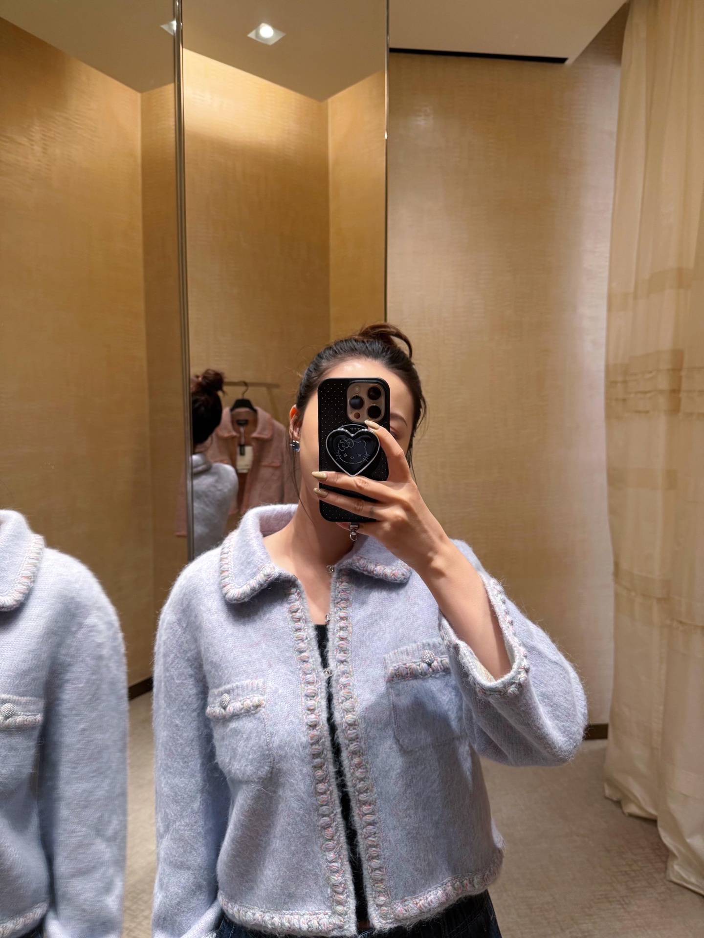 NO:488043,Chane* 25B high-end handicraftshop series new style taro pink purple cardigan jacket | Exclusive yb development!  High-end production!  Rhinestone double C hook buckle, a beautiful little fairy white and rich beauty artifact!  Custom-made knitted special yarn webbing lace is beautiful!  Pure handmade diamond edges shine with luxurious style, elegant lapel H small short version, huge slim upper body, and a sensational texture. Gentle and elegant girlish temperament is not picky!  S/M/L, Chanel, Jackets & coats,alexander wang19860909Chane* 25B高级手工坊系列新款 香芋粉紫色开衫外套丨独家yb开发！高版出品！水钻双C勾扣 绝美小仙女白富美神器！定制编织特种纱织带花边实物绝美！纯手工点钻包边闪耀奢华,气质翻领H小短款版型上身巨显瘦,奶呼呼的质感.温柔优雅少女风气质不挑人！现货发售S/M/L,,chanel,jackets & coats,alexander wang,Women's clothing