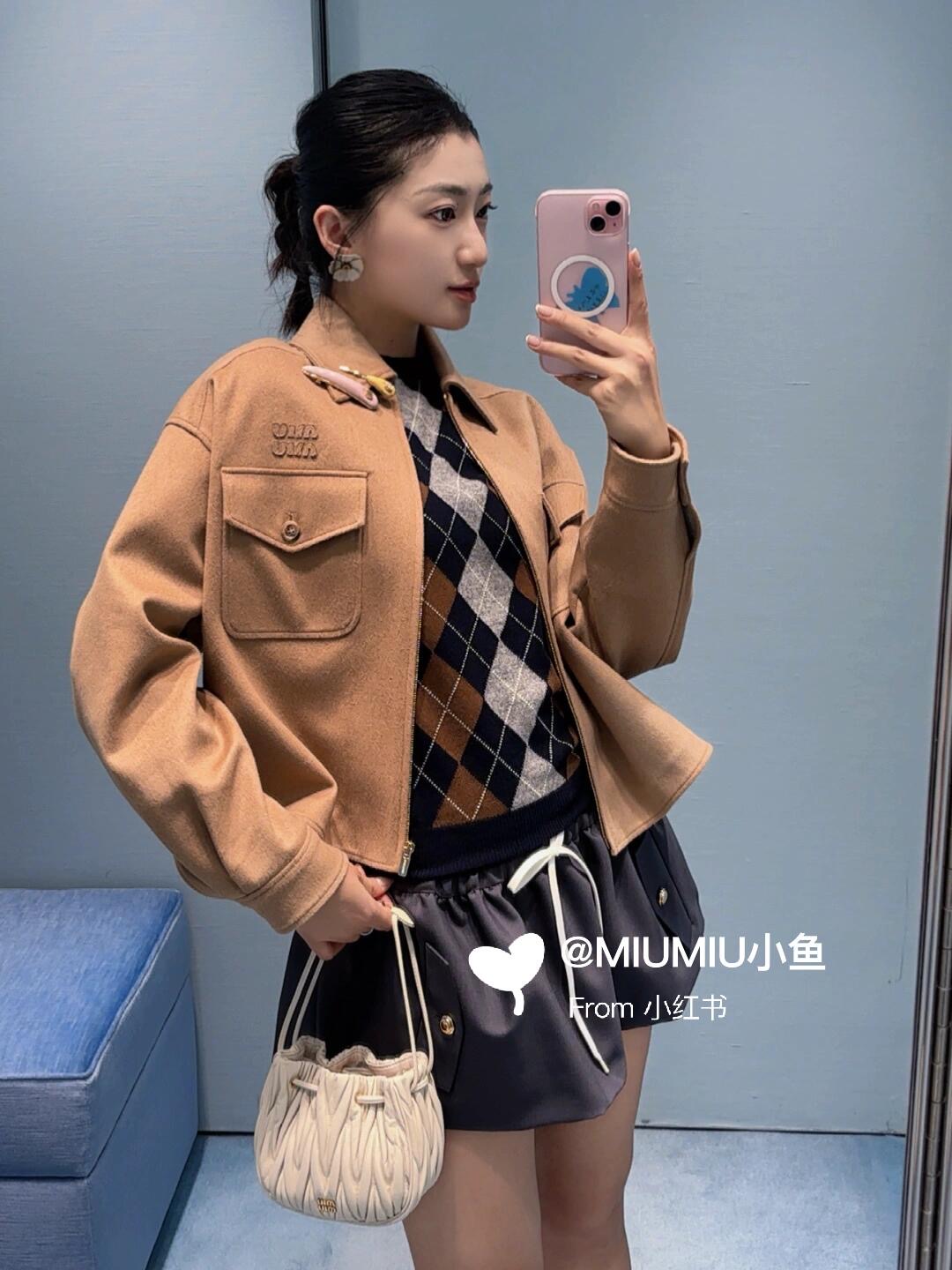 NO:488072,Miumi* 25Fw early autumn new style, patch embroidered lapel zipper short jacket jacket | Exclusive yb development!  High-end production!  Classic camel color has a high-end feel, the lapel design is neat and elegant, the workwear and wind pockets add a casual style, and the exquisite decoration embellishes the collar. The details are full of matching with a plaid skirt, instantly turning into a sweet and cool girl. Whether it is a daily street or a date, it can easily become the focus. It is a must-have item for fashion darlings~ S/M/L on sale in stock, miumiu, skirts, jackets & coats, jackets & coats, alexander wang19860909Miumi* 25Fw早秋新款 贴布绣翻领拉链短款夹克外套丨独家yb开发！高版出品！经典驼色自带高级感,翻领设计利落大方,工装风口袋增添随性格调,还有精致小装饰点缀领口,细节感拉满搭配格纹百褶裙,瞬间化身甜酷少女,不管是日常出街还是约会,都能轻松成为焦点,妥妥的时尚宠儿必备单品～现货发售S/M/L,,miumiu,skirts,jackets & coats,jackets & coats,alexander wang,Women's clothing