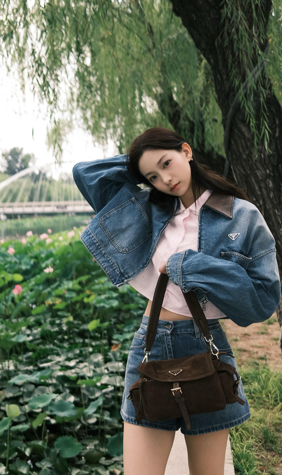 NO:488014,Prad* 25Fw early autumn new style, leather lapel short denim jacket | Exclusive high-end production!  Washed denim jean fabric is made with vertical cut, positioned and washed to create an old effect~ shoulder-falling jacket style, spliced ​​neckline made of old leather, lazy and handsome, cute and cool and fashionable!  S/M/L, prada, jackets & coats, jackets & coats, alexander wang19860909Prad* 25Fw早秋新款 拼皮翻领短款牛仔夹克外套丨独家高版出品！水洗丹宁牛仔面料立裁打造,定位水洗做出做旧效果～落肩夹克版型 拼接领口做旧皮面 慵懒又帅气,可爱又酷时髦！现货发售S/M/L,,prada,jackets & coats,jackets & coats,alexander wang,Women's clothing